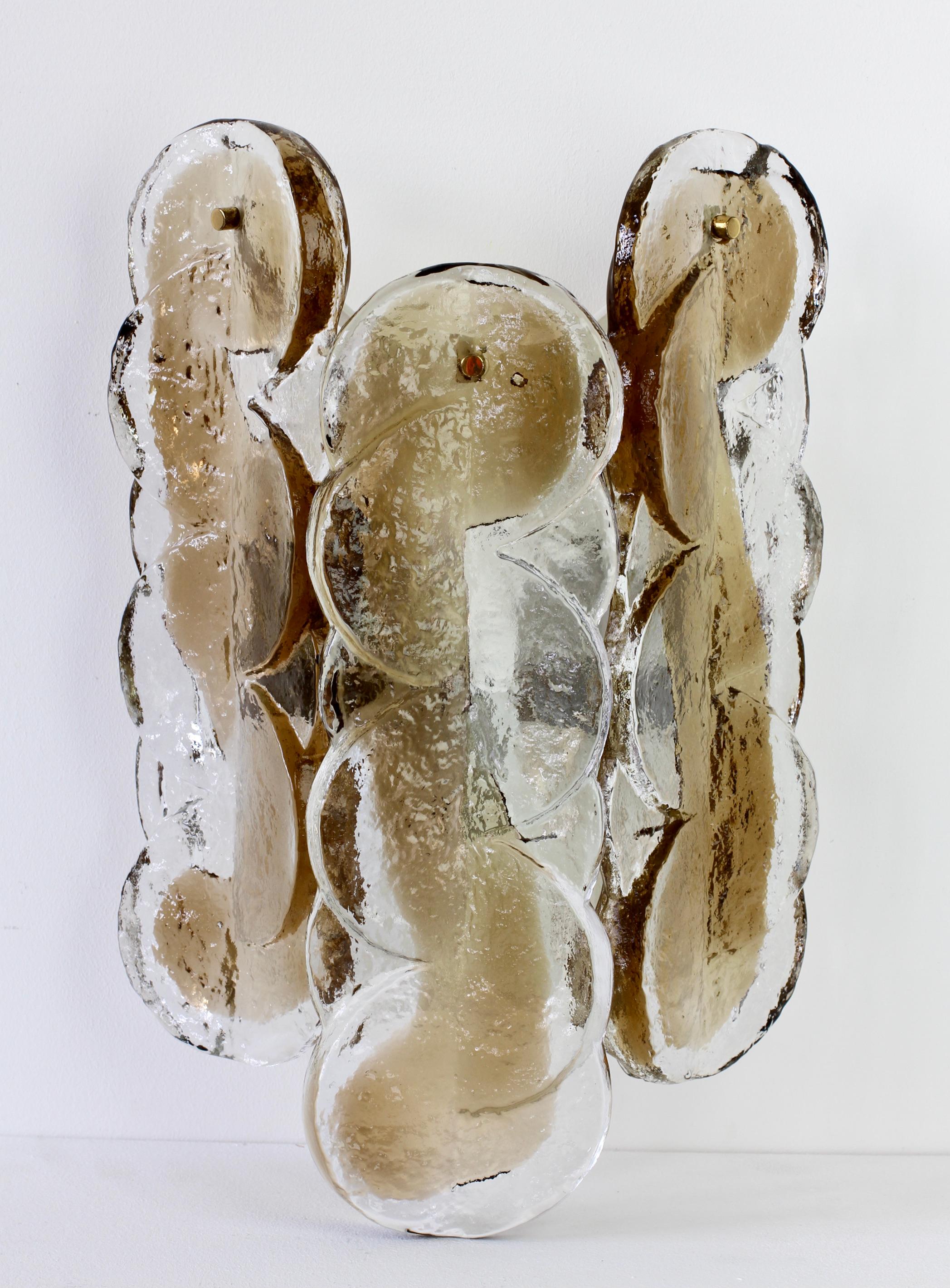 Kalmar, grande et élégante applique murale vintage en verre de glace fondante de fabrication autrichienne, lampe ou applique, fabriquée vers 1970. La lampe/applique présente trois grands éléments en verre texturé en forme de segments d'agrumes avec