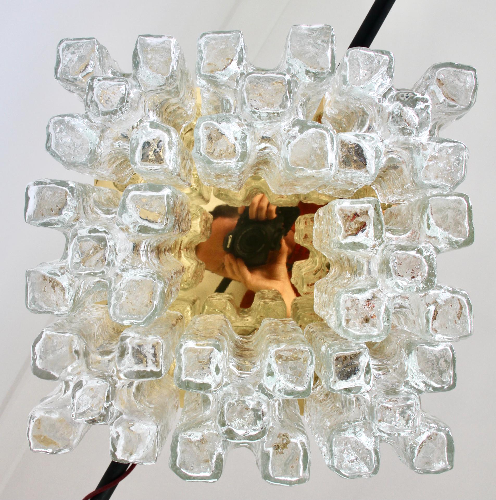 Kalmar Große „“Granada“-Eiskristallglas- und Messing-Einbaubeleuchtung Österreich, 1970er Jahre (20. Jahrhundert) im Angebot