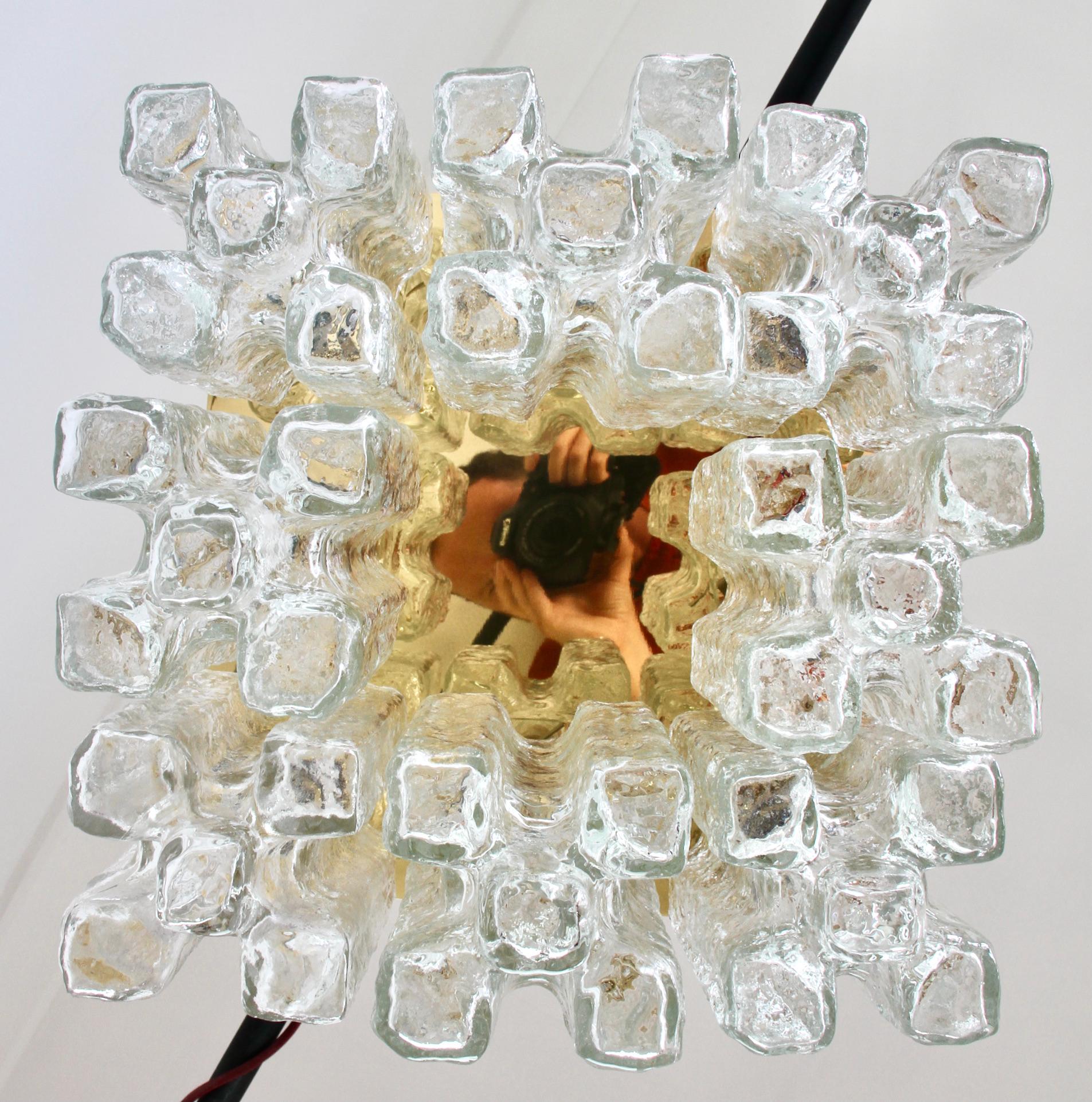 Empotrable de cristal helado y latón 