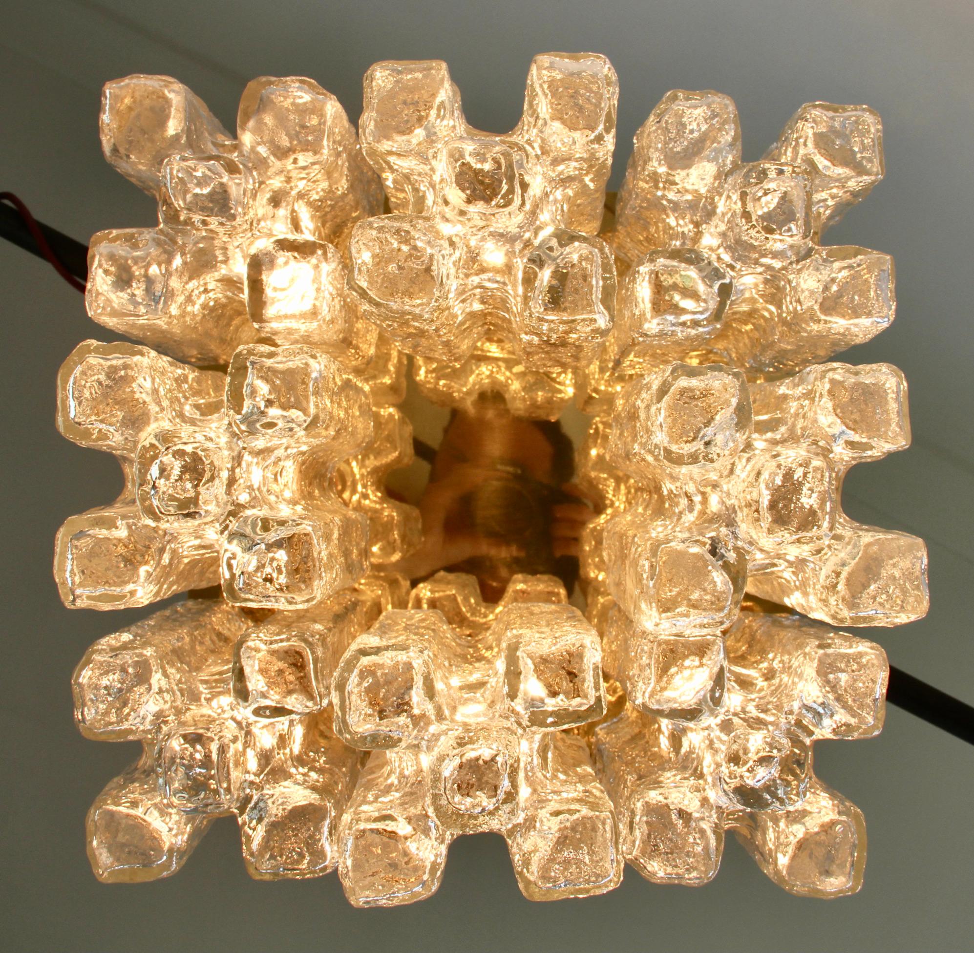 Kalmar Große „“Granada“-Eiskristallglas- und Messing-Einbaubeleuchtung Österreich, 1970er Jahre (Metall) im Angebot
