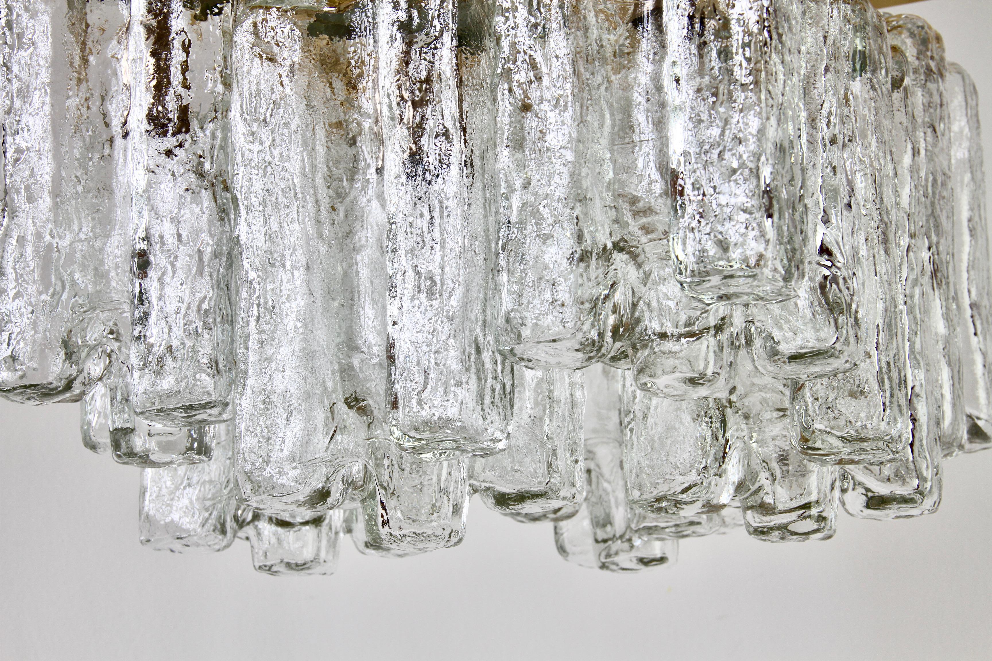 Kalmar Große „“Granada“-Eiskristallglas- und Messing-Einbaubeleuchtung Österreich, 1970er Jahre im Angebot 1