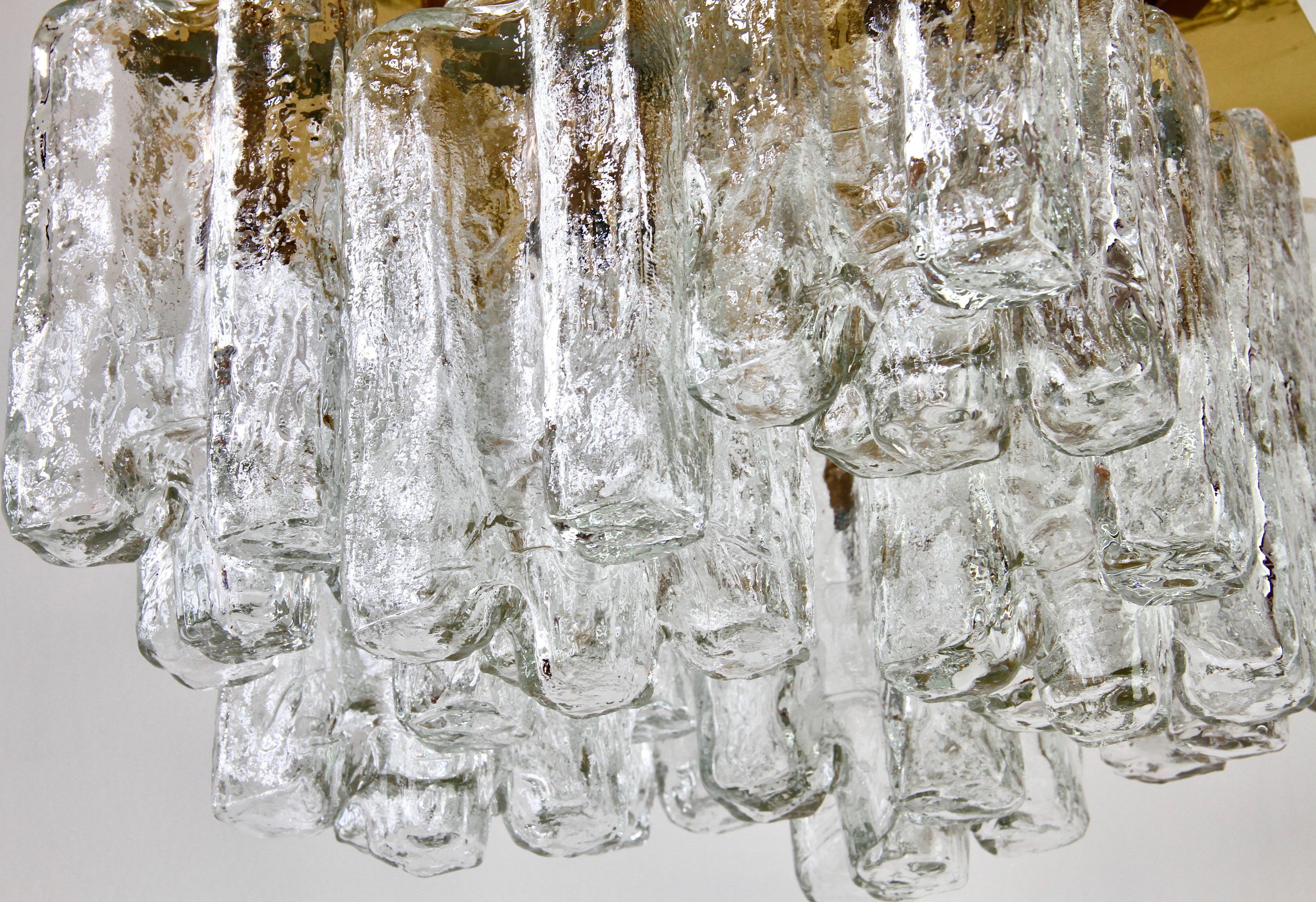 Kalmar Große „“Granada“-Eiskristallglas- und Messing-Einbaubeleuchtung Österreich, 1970er Jahre im Angebot 2