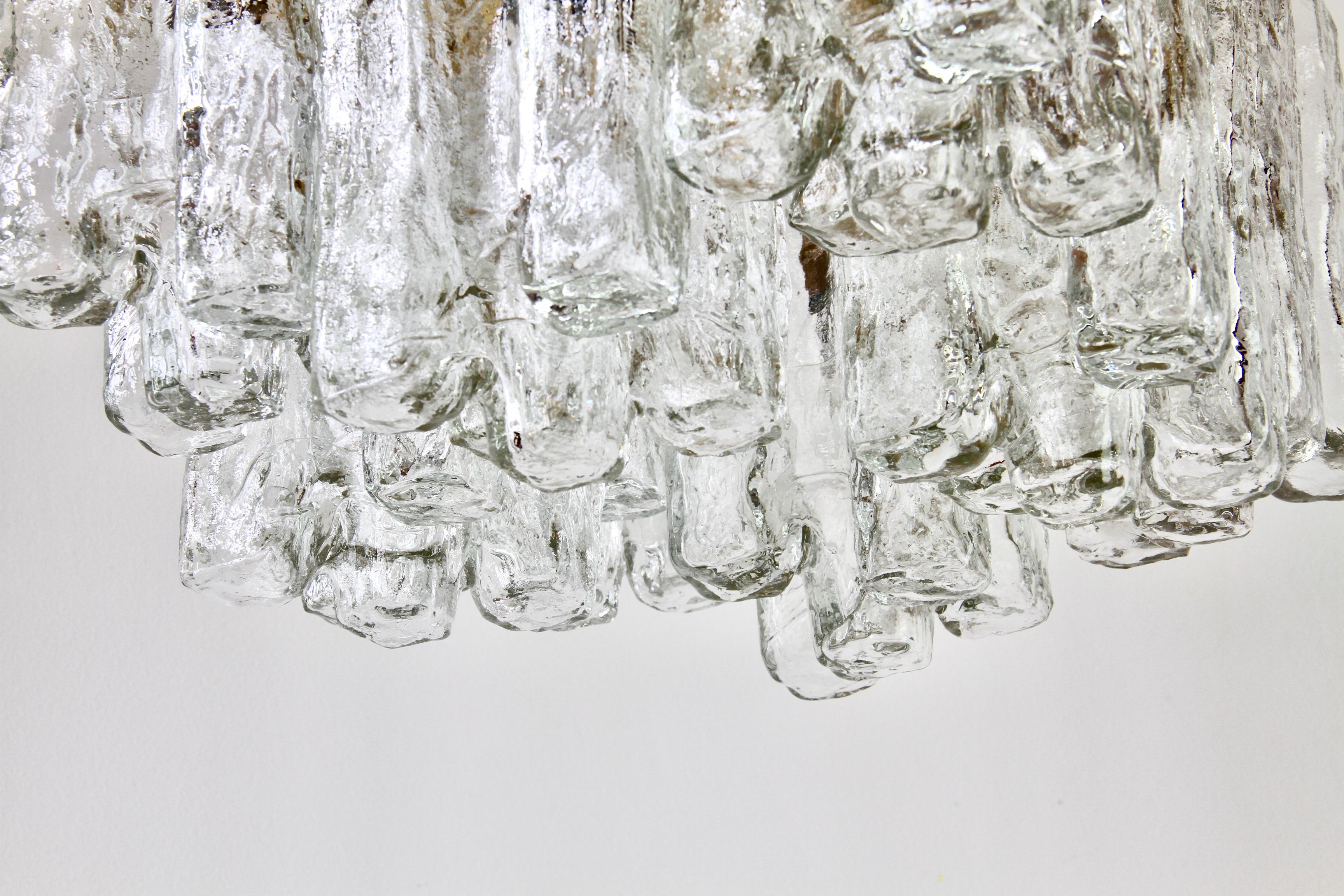 Kalmar Große „“Granada“-Eiskristallglas- und Messing-Einbaubeleuchtung Österreich, 1970er Jahre im Angebot 3