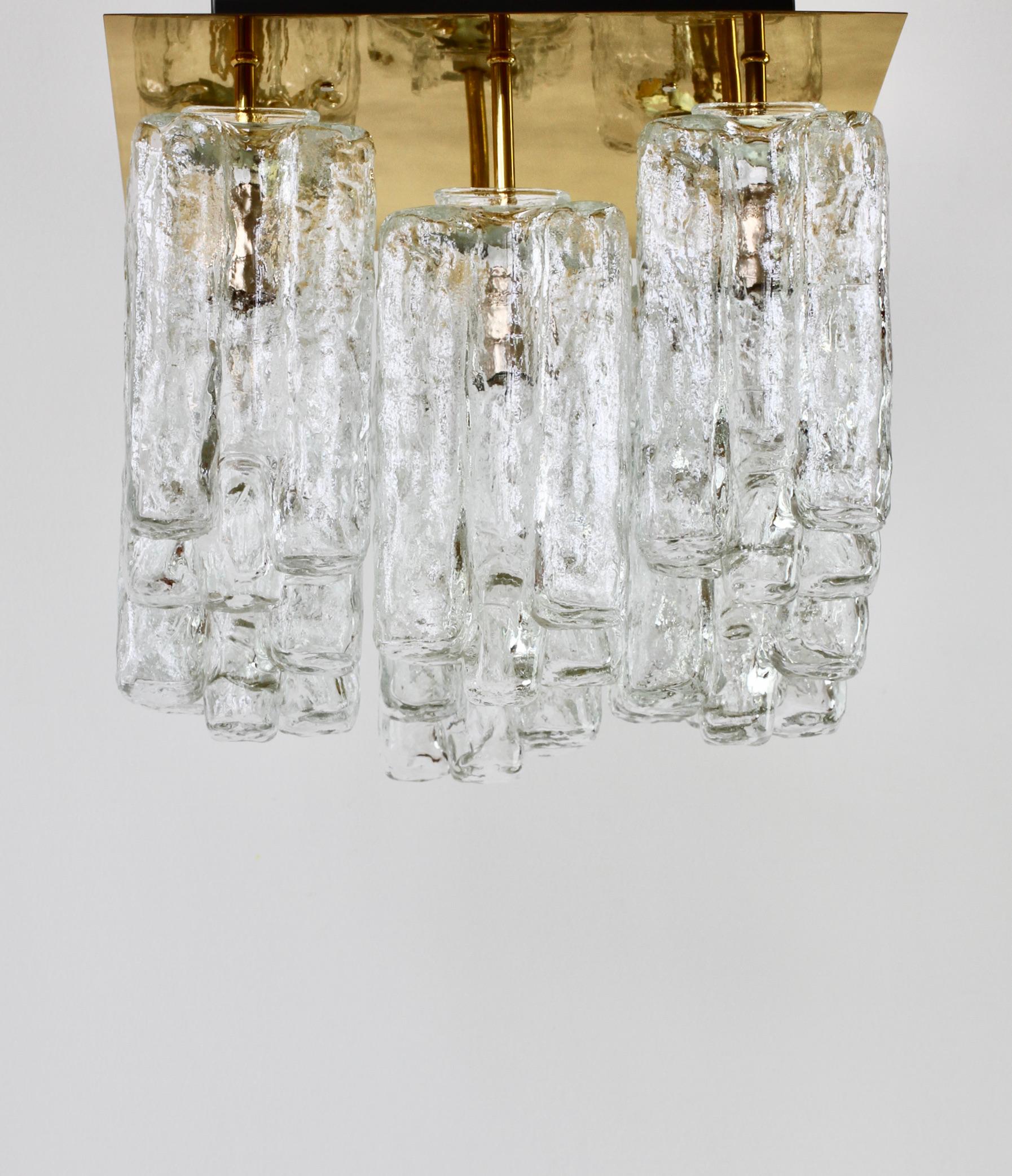 Rare grand modèle 'Granada' de fabrication autrichienne, avec quincaillerie en laiton et verre en cristal de glace, lustre encastré de Kalmar, vers 1970. Huit éléments en verre ressemblant à des cristaux de glace sont suspendus à un porte-serviettes