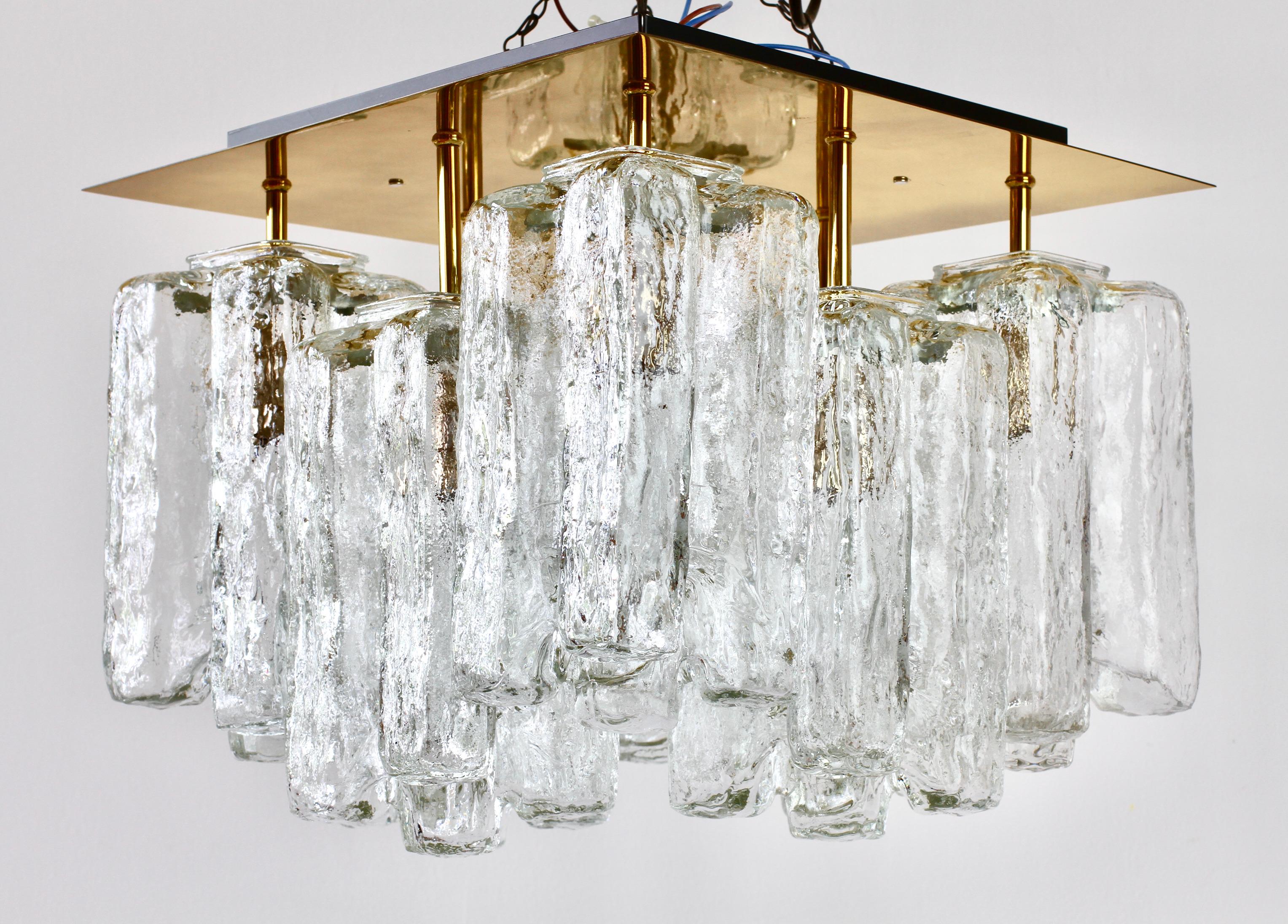 Kalmar Große „“Granada“-Eiskristallglas- und Messing-Einbaubeleuchtung Österreich, 1970er Jahre (Moderne der Mitte des Jahrhunderts) im Angebot