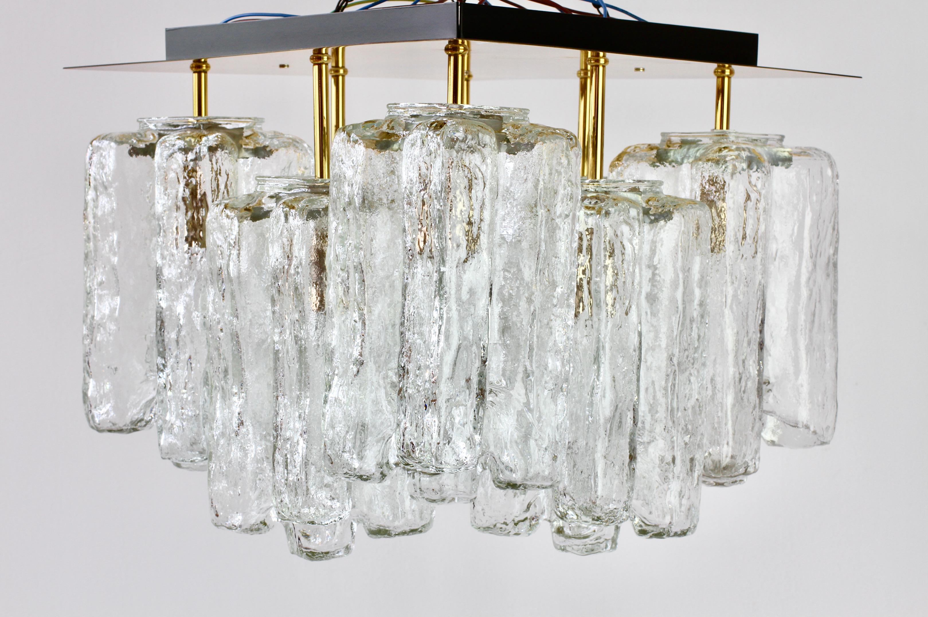 Kalmar Große „“Granada“-Eiskristallglas- und Messing-Einbaubeleuchtung Österreich, 1970er Jahre (Poliert) im Angebot