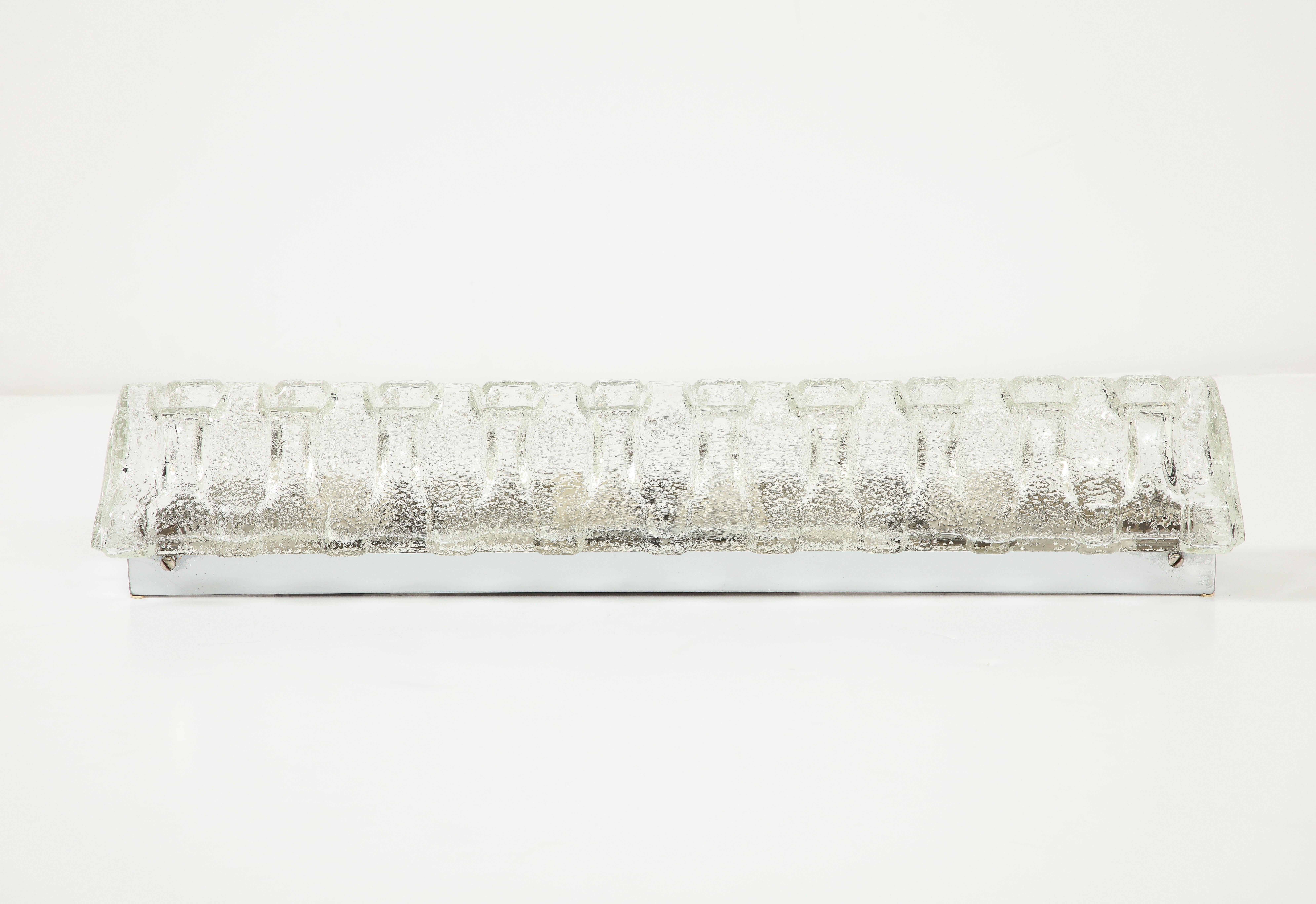 Kalmar Große Rechteckige Eisglas-Leuchter im Zustand „Hervorragend“ im Angebot in New York, NY