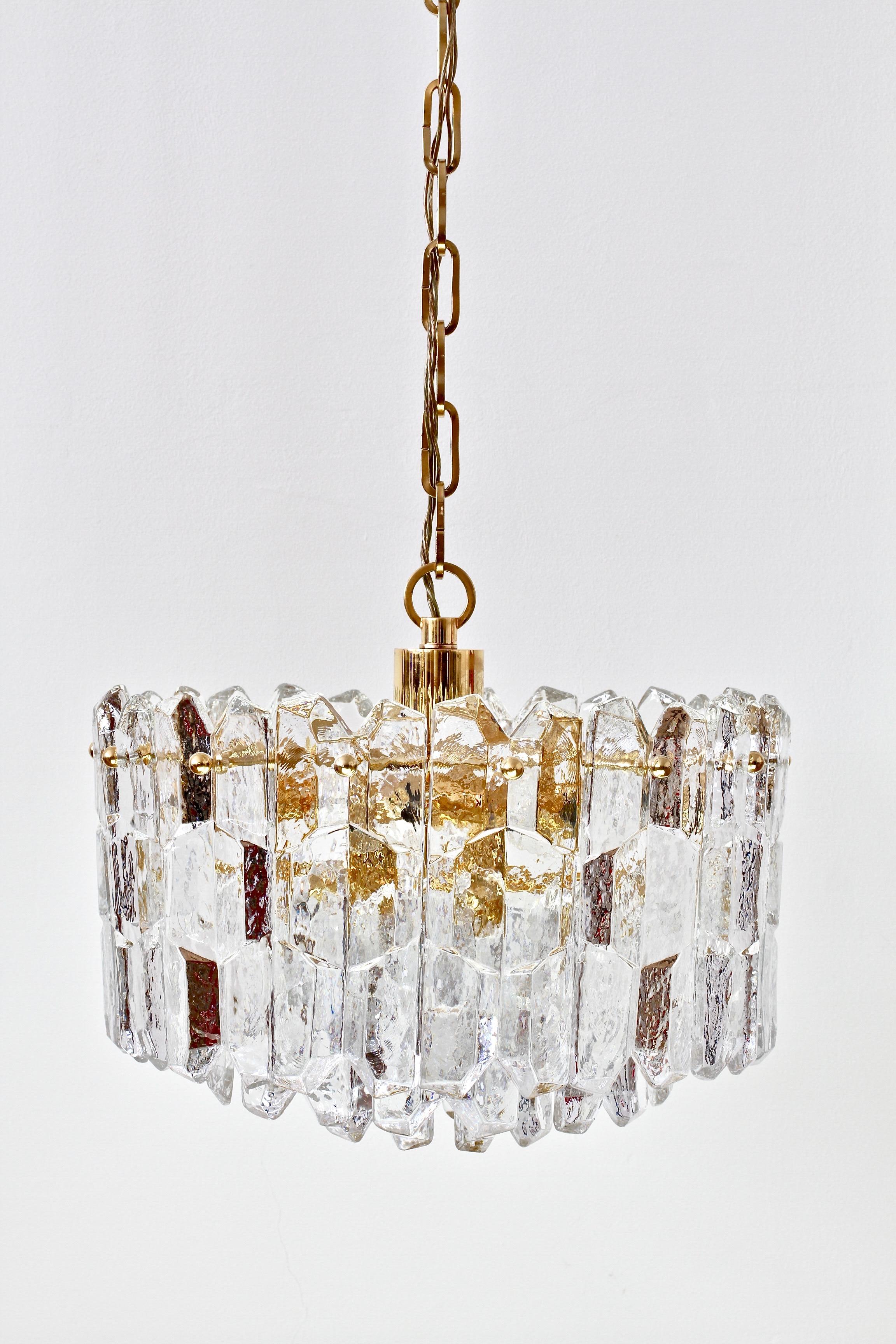 Austrian made 'Palazzo' ice crystal glass chandelier by Kalmar, circa 1970. Featuring twenty-six hanging glass elements resembling melting ice crystals suspended from a 24-karat gold plated brass hardware.

Perfect for any midcentury or Hollywood