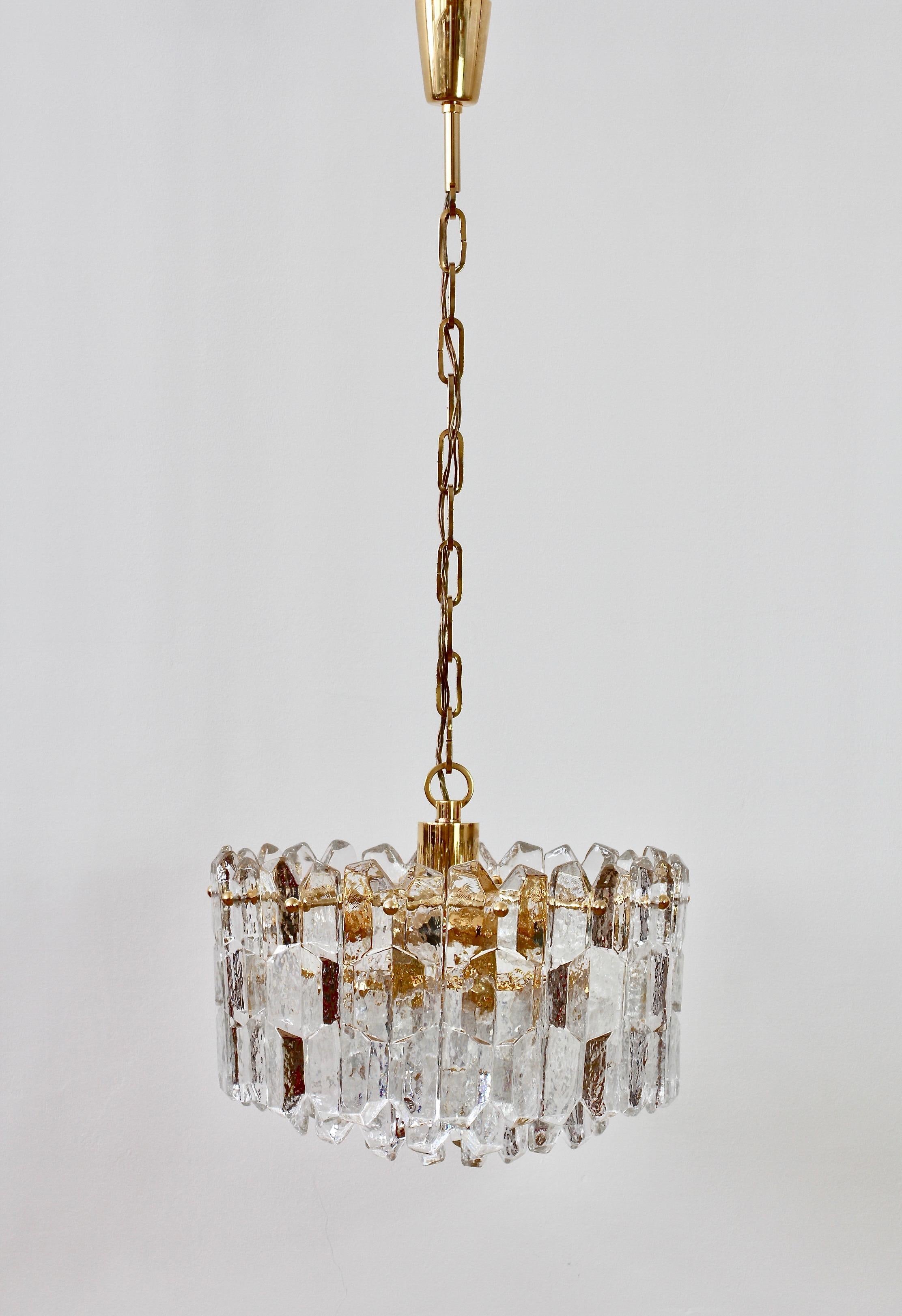 Mid-Century Modern Grand lustre Kalmar « Palazzo » en verre de glace et laiton doré, Autriche, 1970 en vente