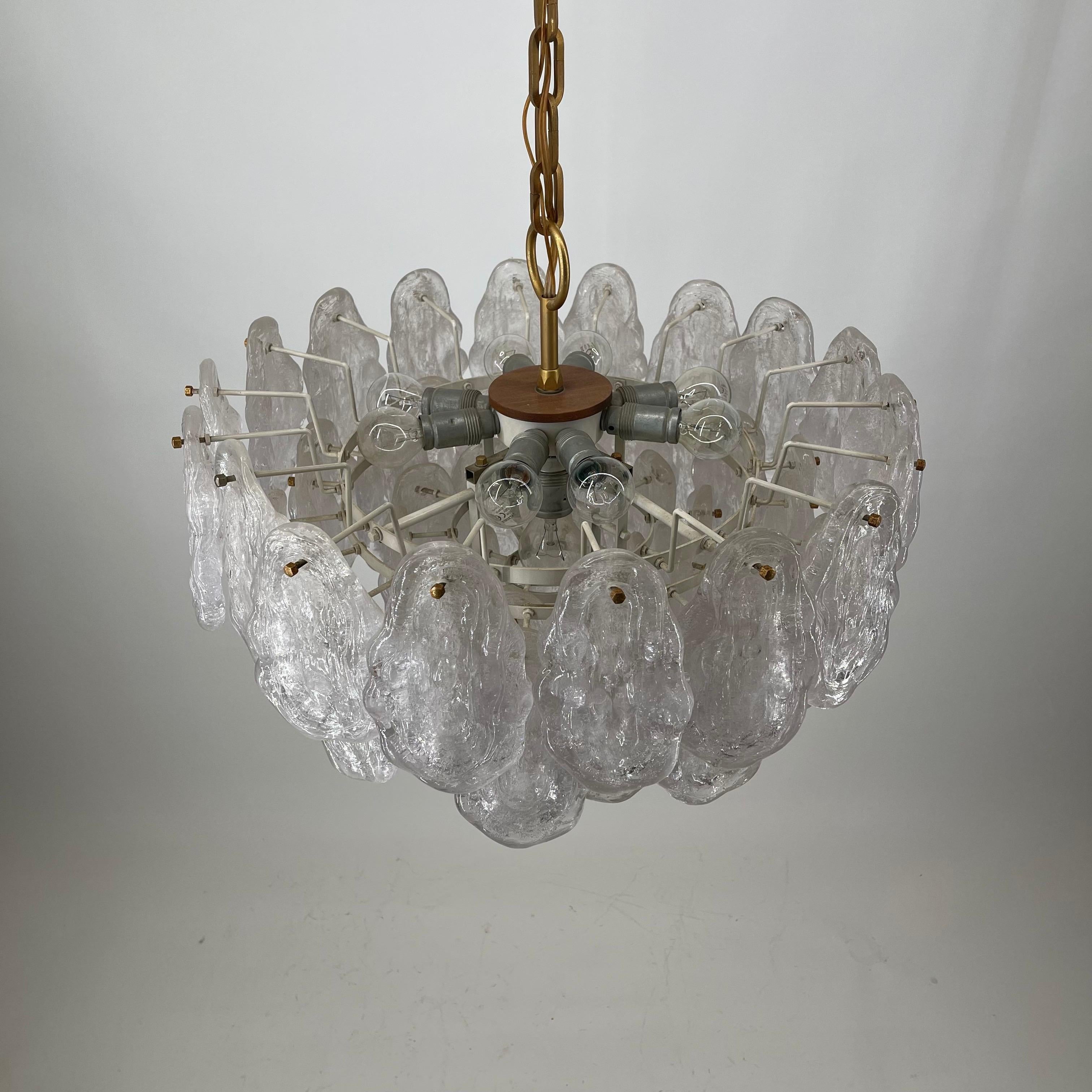 Kalmar Lucite Tears Brass Chandelier, Austria, 1970s In Good Condition For Sale In Vienna, AT