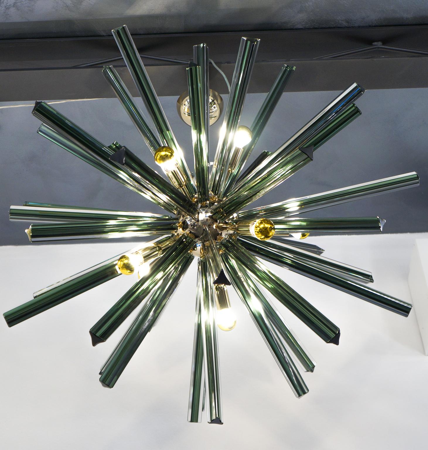 Designed in 1982 by Kalmar, this chandelier has 41 green glass elements called “Triedri”. 
Perfect for a modern space, the chandelier reach the diameter of 90 cm and is lighted by 9 Bubs E14 that create a comfortable atmosphere lighting with its