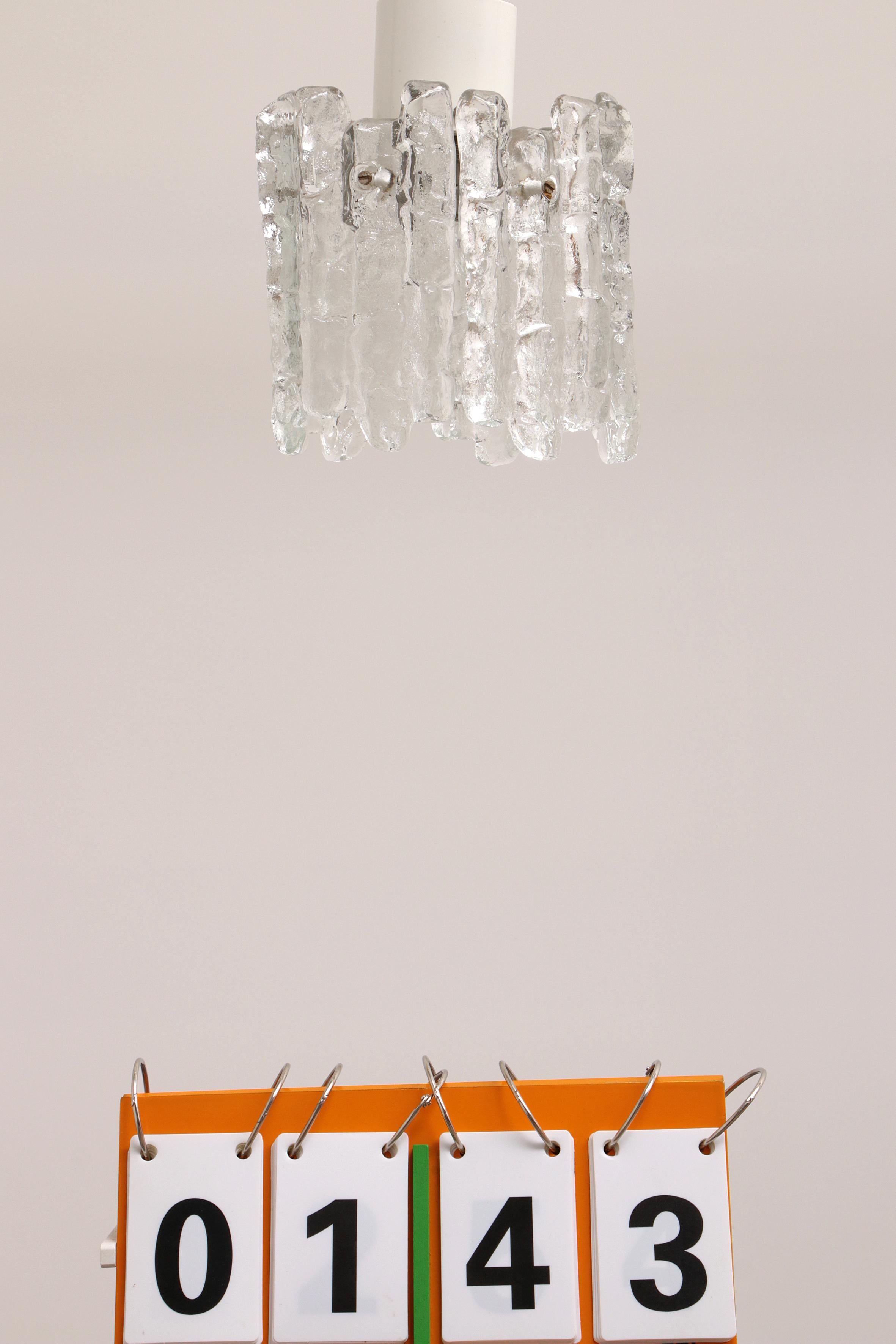 Lampada da soffitto in vetro di Murano Kalmar, 1960 Austria. Una bellissima lampada a sospensione di K in vendita 6
