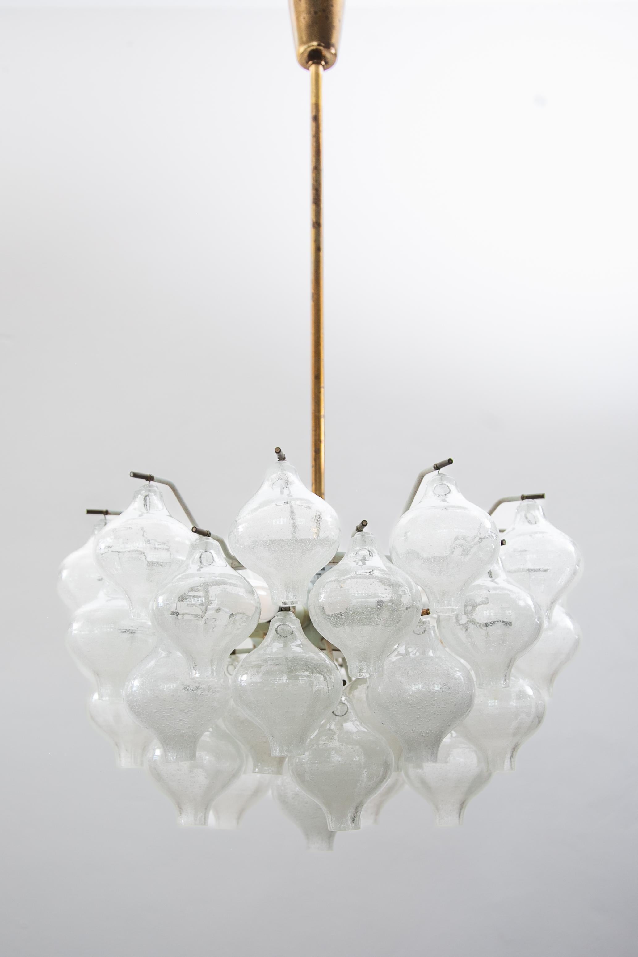 Bellissimo lampadario 'Tulipan' a forma di cipolla, di epoca moderna, disegnato e prodotto da J.T. Kalmar negli anni '50. Realizzato a Vienna, in Austria. Il lampadario presenta una struttura in metallo rivestito di bianco che ospita 8 lampadine e