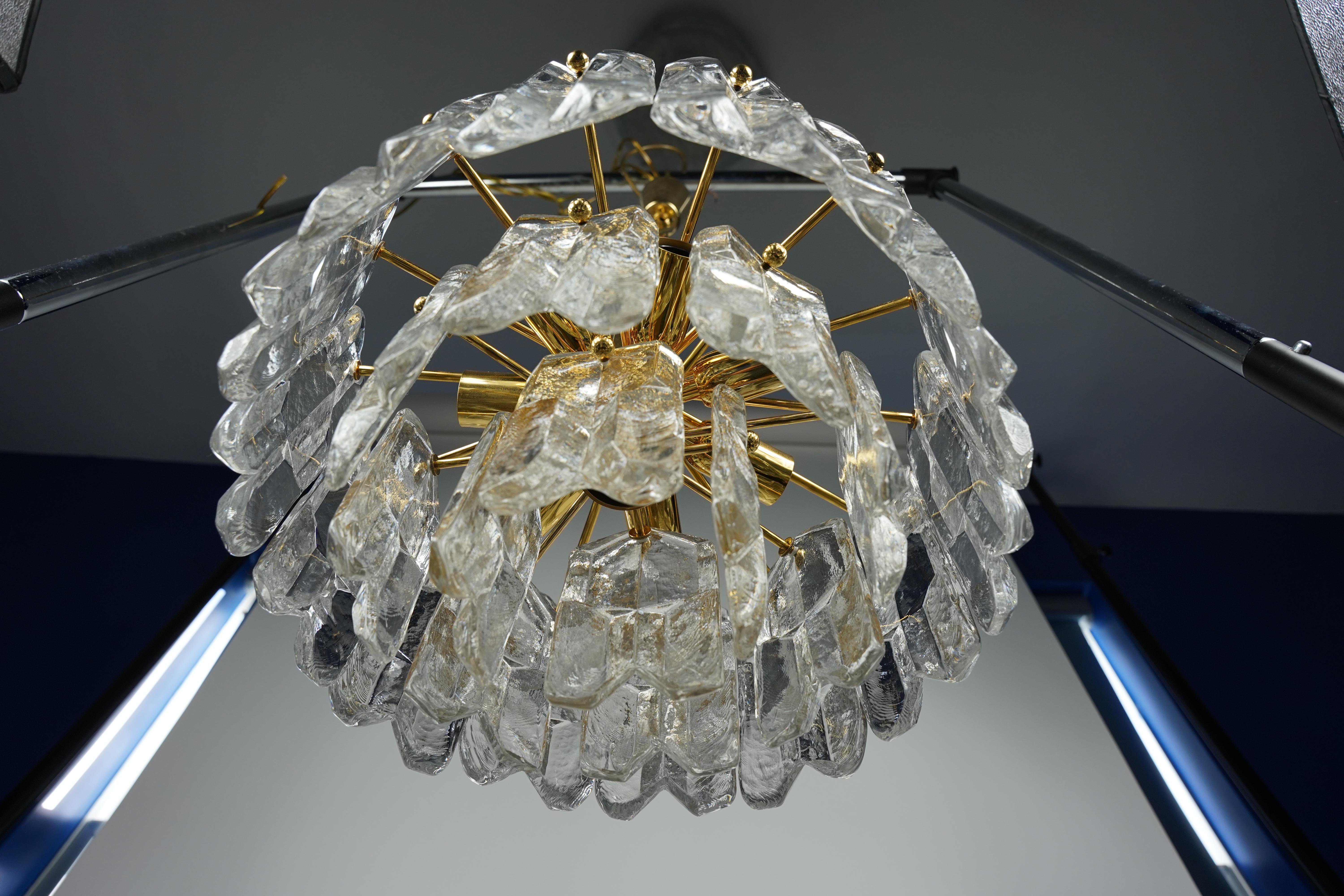 Lámpara Kalmar Palazzo Dorada con elementos de cristal, 1970, Austria Moderno de mediados de siglo en venta