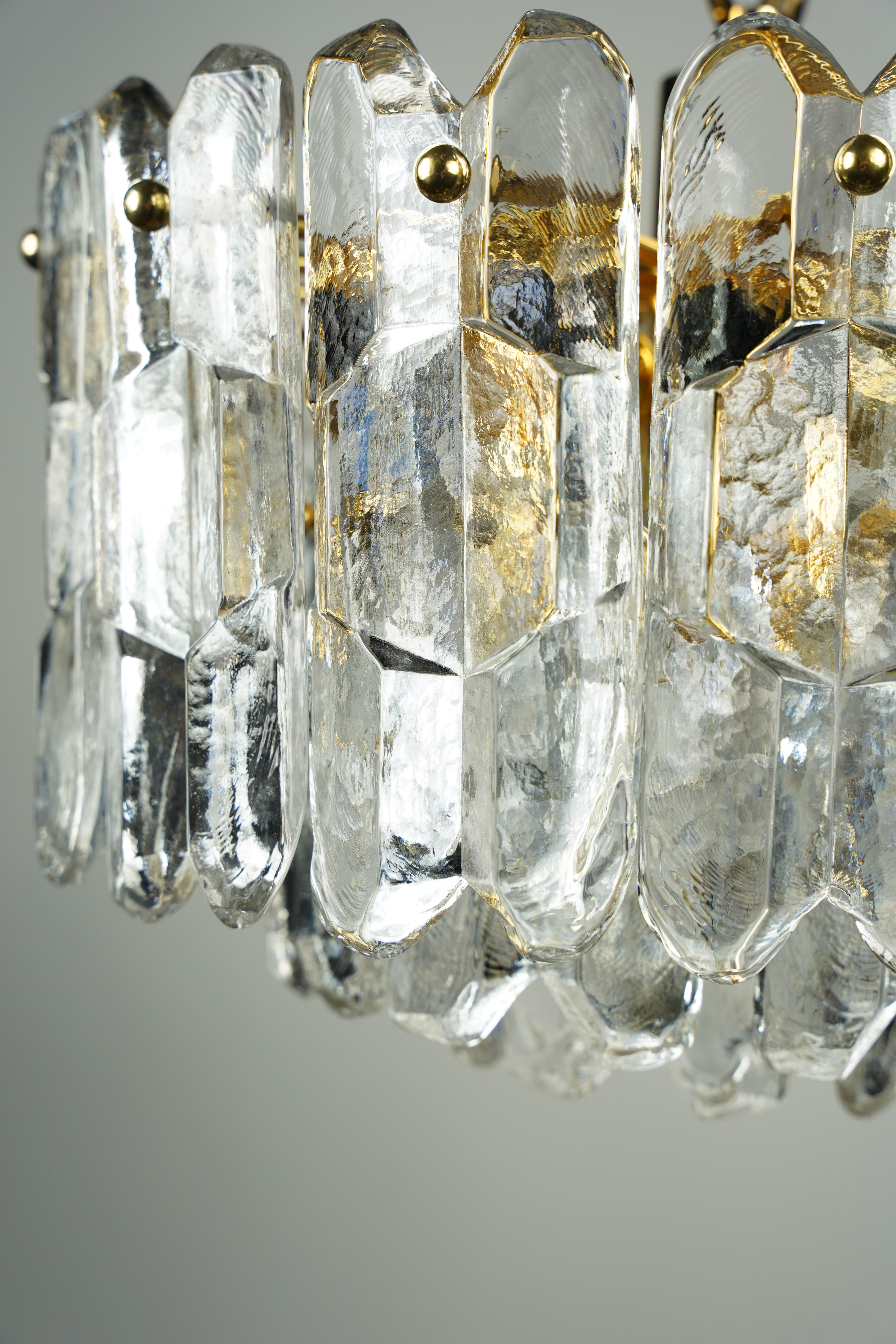Lámpara Kalmar Palazzo Dorada con elementos de cristal, 1970, Austria Vaciado en venta