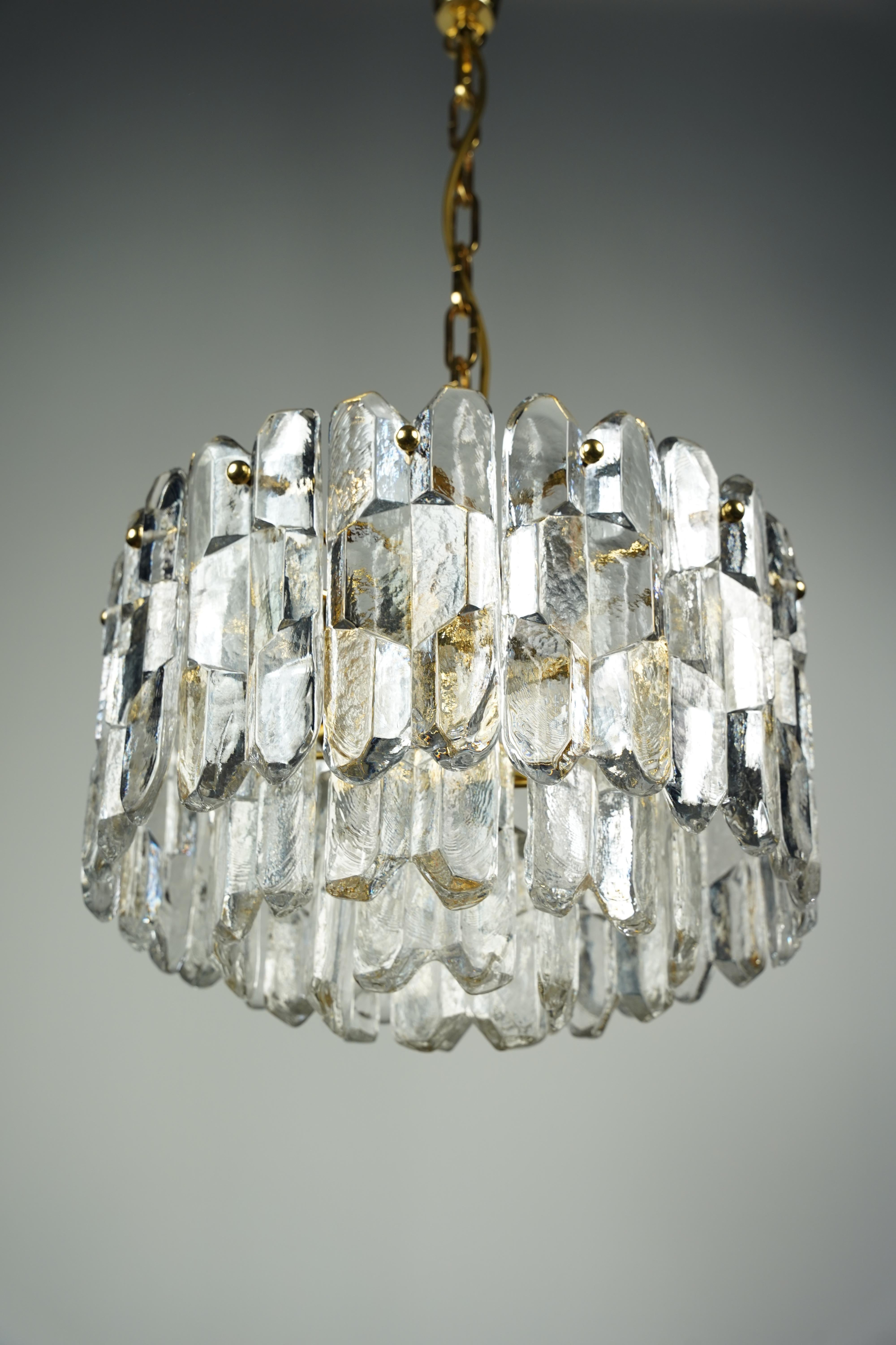 Lámpara Kalmar Palazzo Dorada con elementos de cristal, 1970, Austria en Bueno estado para la venta en Bronx, NY