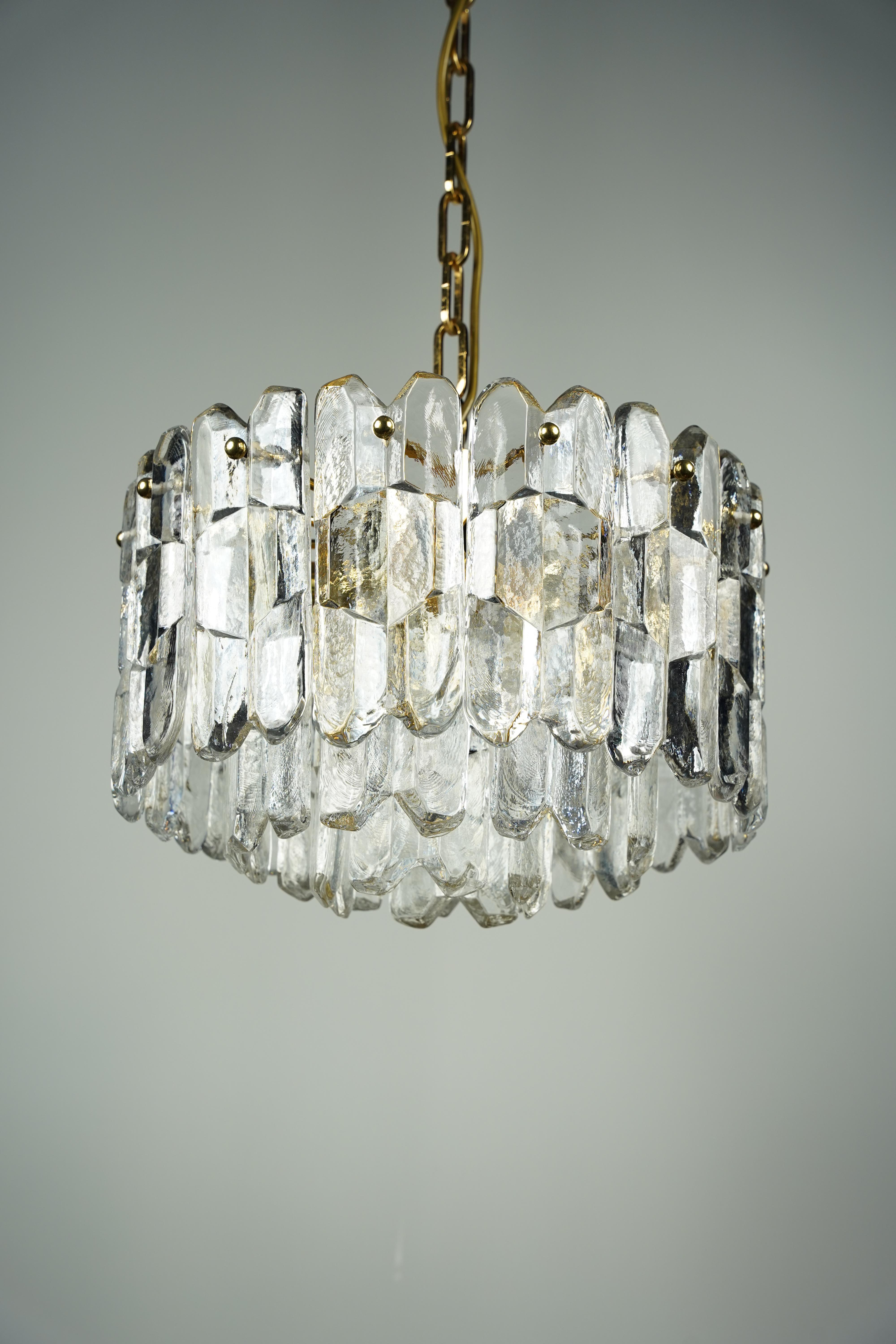 Lámpara Kalmar Palazzo Dorada con elementos de cristal, 1970, Austria Metal en venta
