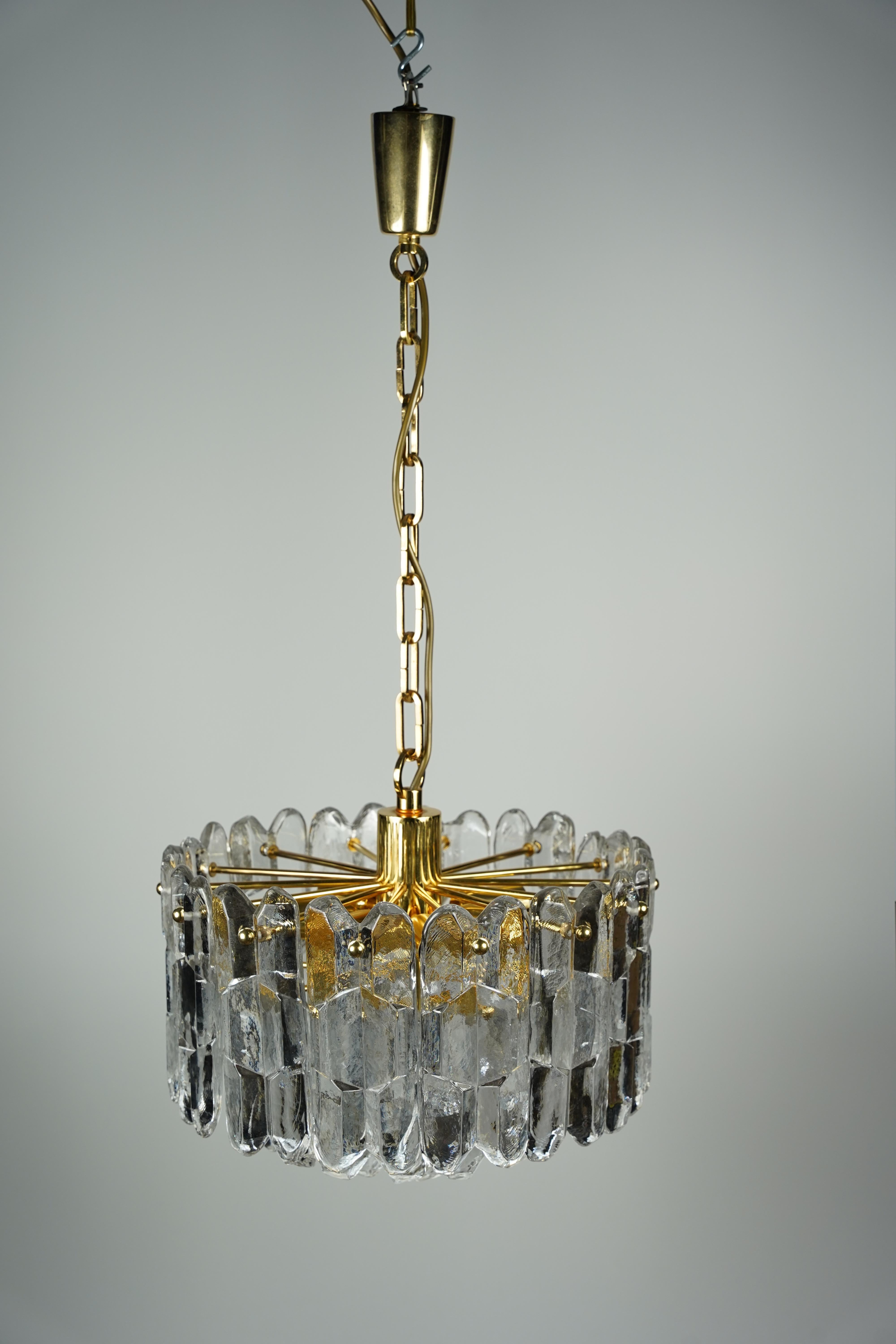 Lámpara Kalmar Palazzo Dorada con elementos de cristal, 1970, Austria en venta 1