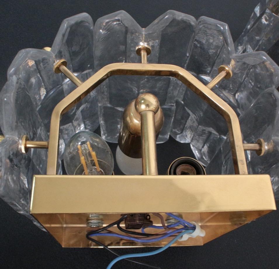 Kalmar palazzo crystal sconces 1970er Wien Österreich, fünf dicke klare schwere Stücke von höchster Qualität Presskristall auf einem vergoldeten Rahmen montiert, 
Drei europäische Kandelaber-Lichtsteckdosen.