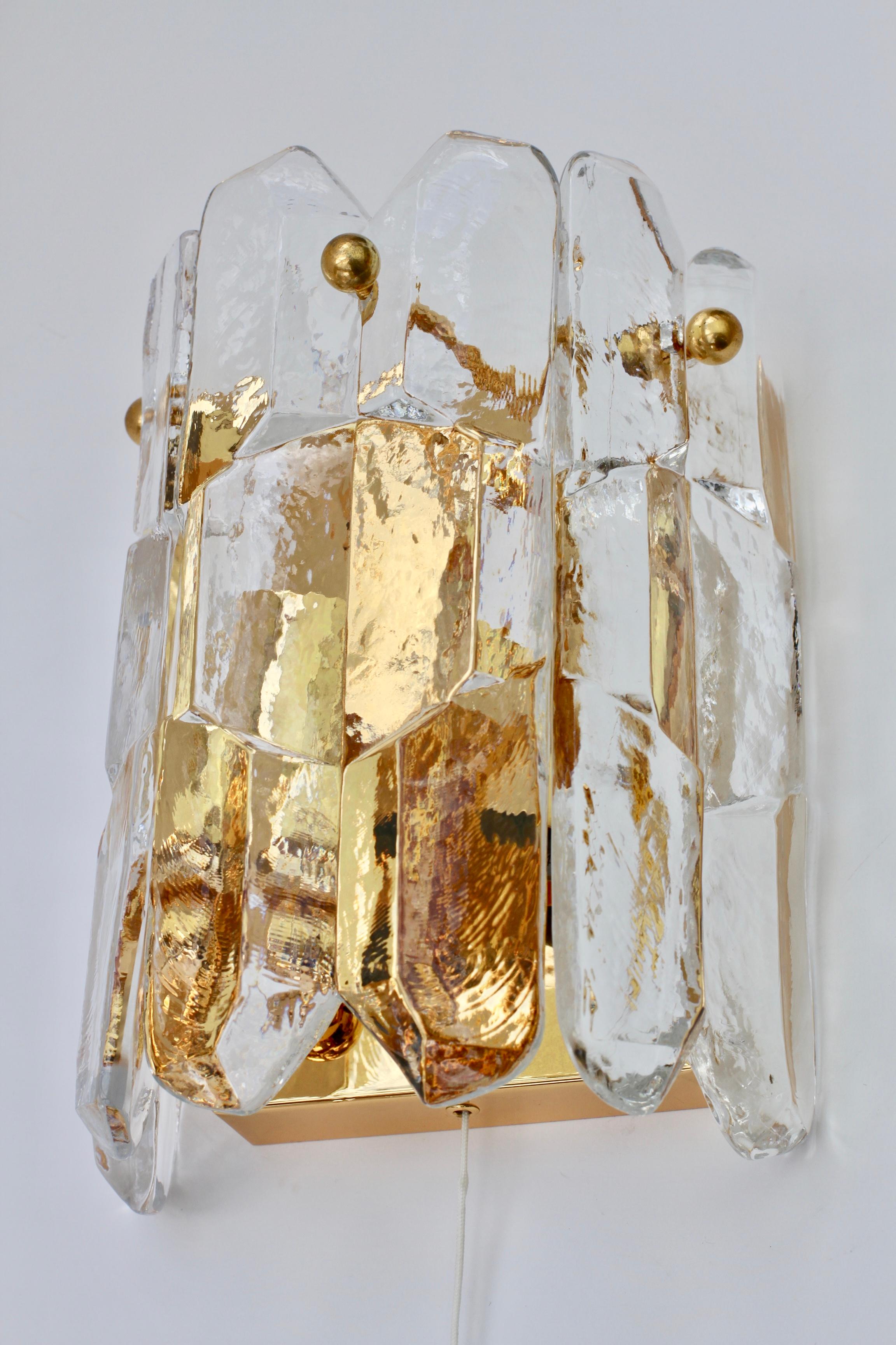 Außergewöhnlich seltener, 'new old stock' Vintage Mid-Century Modern aus Österreich 'Palazzo' Eiskristallglas Wandleuchter oder Lampe von Kalmar, um 1960. Drei hängende Glaselemente, die wie schmelzende Eiskristalle aussehen, hängen an einer