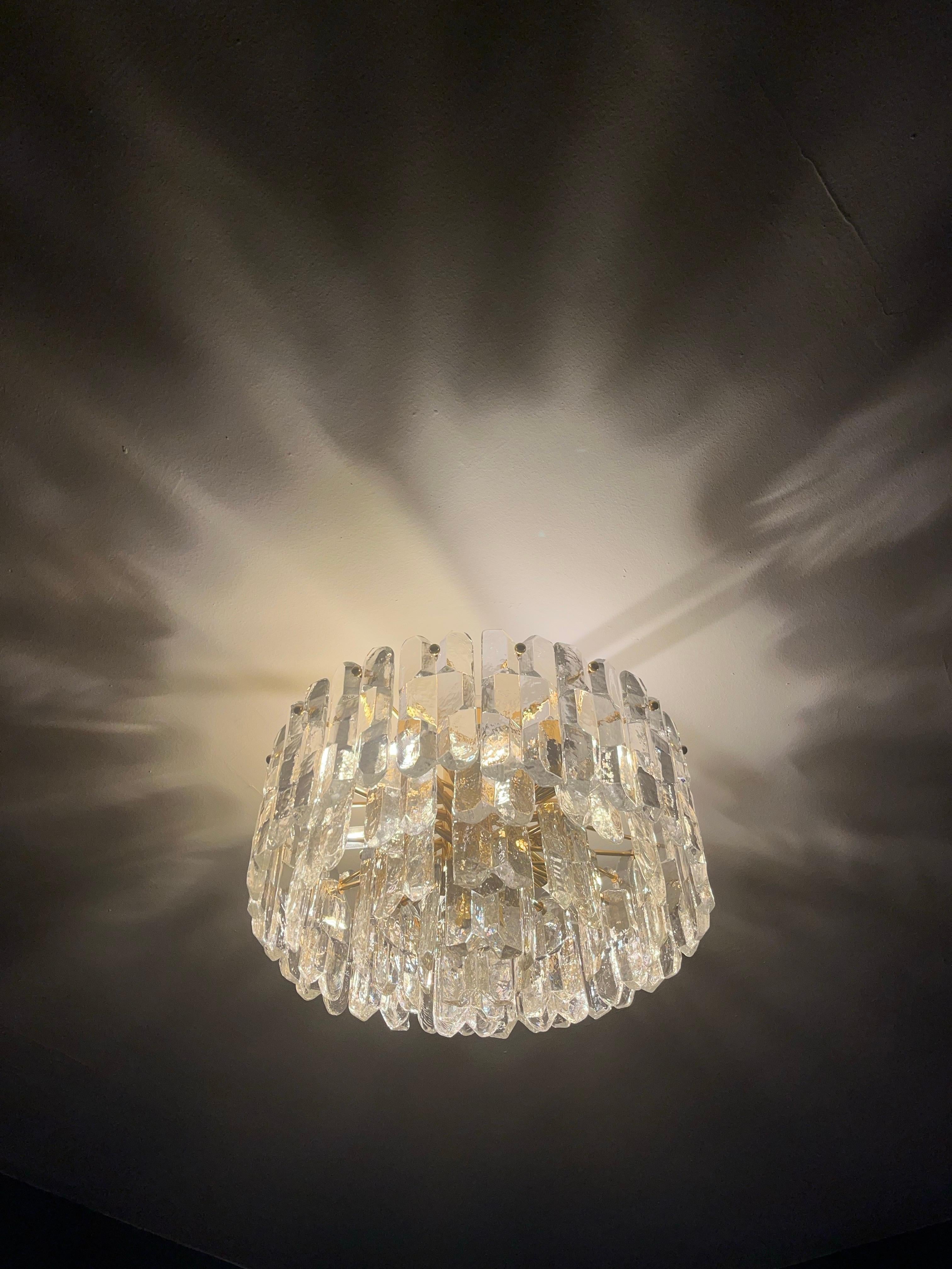 Lámpara de cristal dorado Kalmar Palazzo, 1970, Austria.
Marco dorado en oro que sostiene 42 piezas individuales de cristal grueso prensado,  12 tomas de candelabro .
Excelente estado, listo para instalar.
6 disponibles.

Se puede organizar la