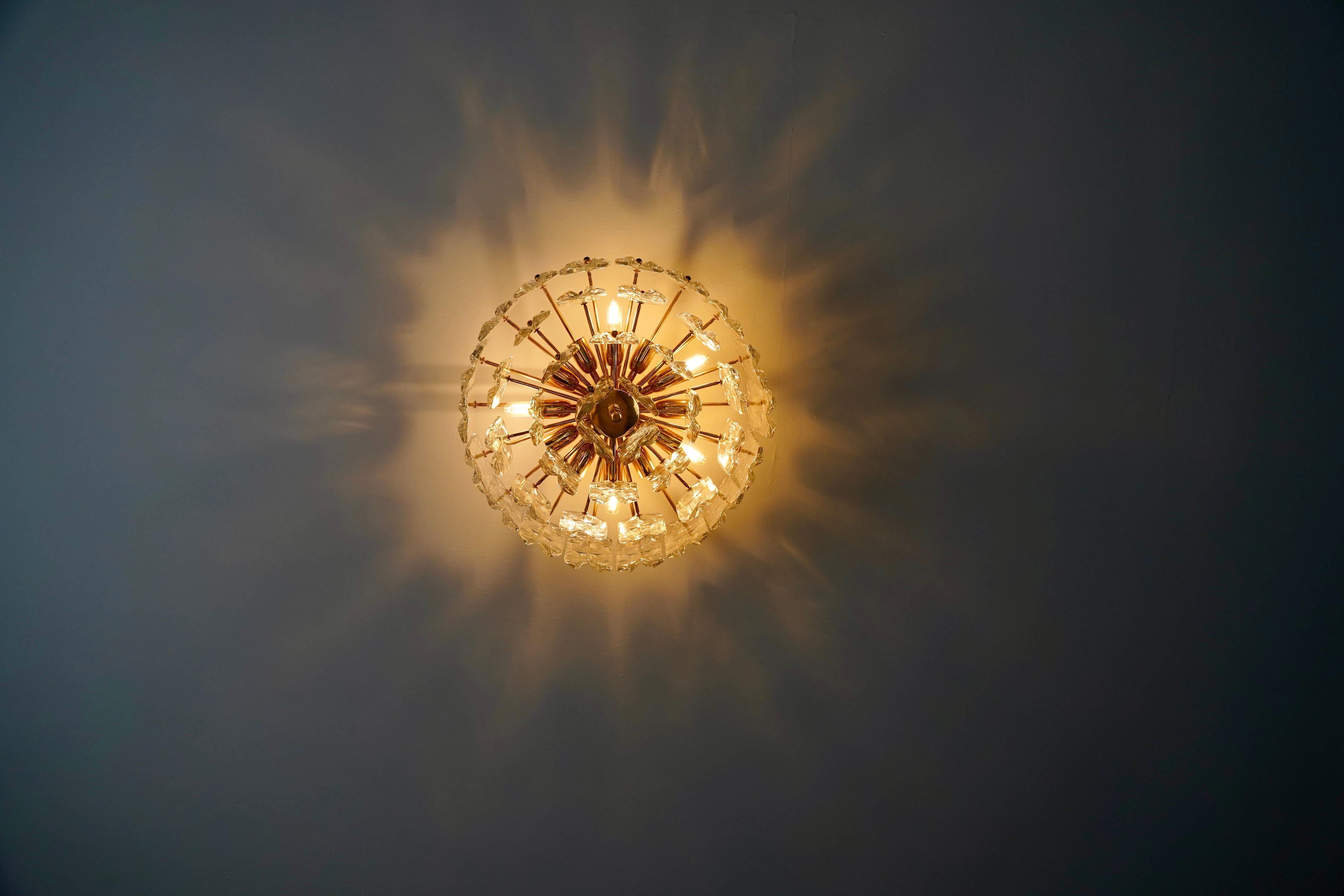 Semiplafón Kalmar Palazzo Dorado 24K con elementos de cristal, 1970, Austria Moderno de mediados de siglo en venta