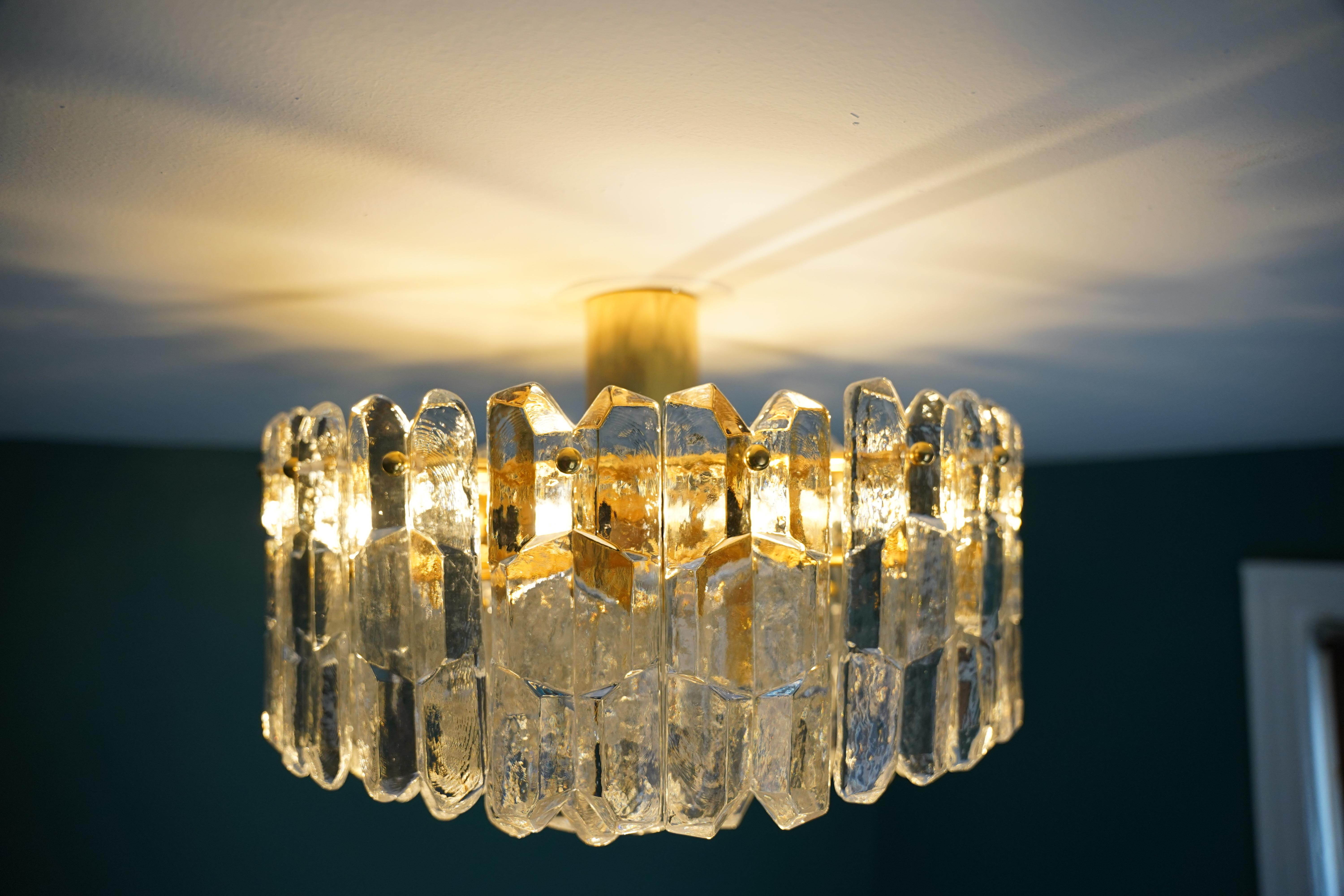 Semiplafón Kalmar Palazzo Dorado 24K con elementos de cristal, 1970, Austria en Bueno estado para la venta en Bronx, NY