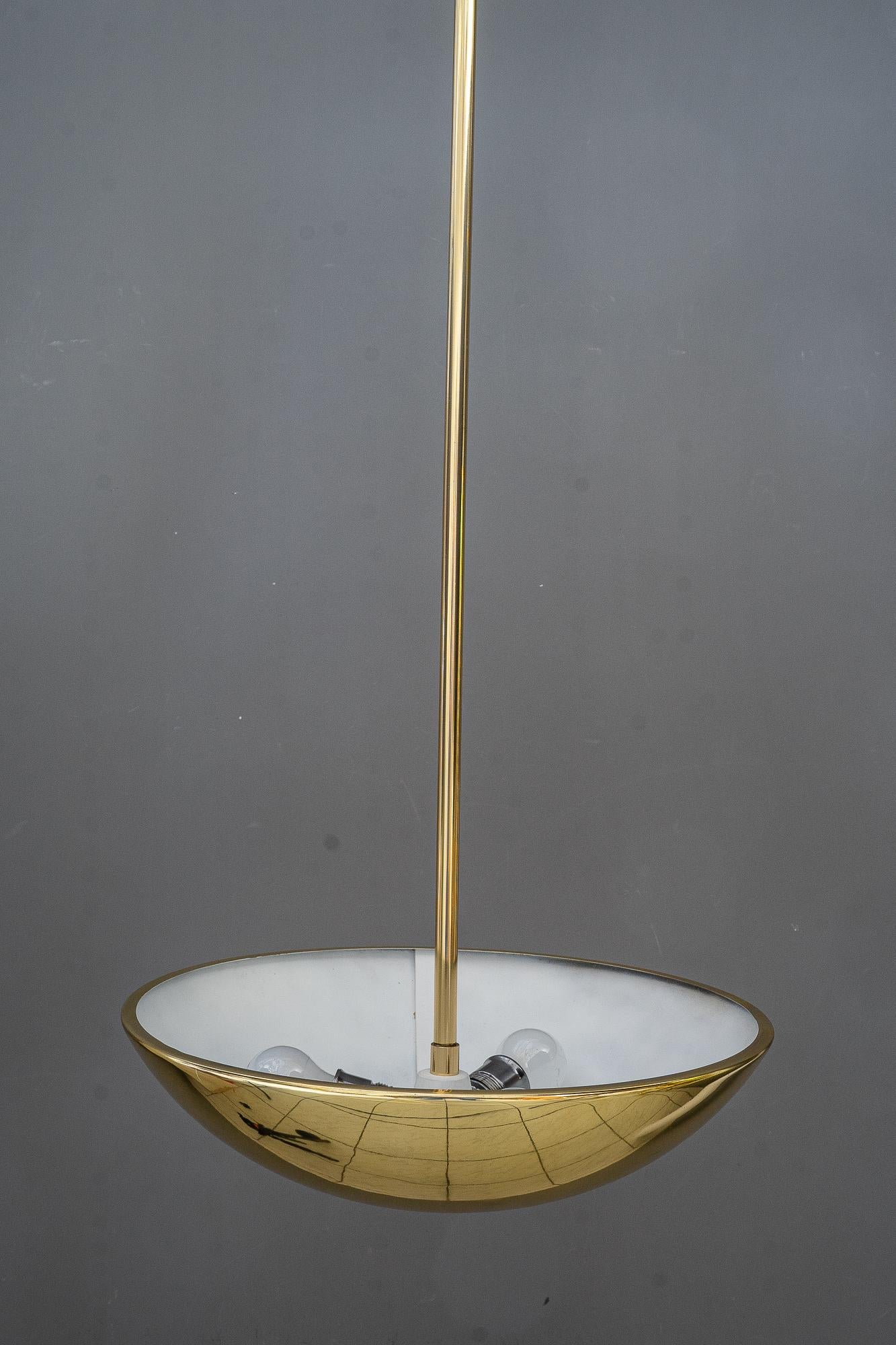 Pendente Kalmar, anni '60 circa
Tre luci.
Ottone lucidato e smaltato a fuoco
