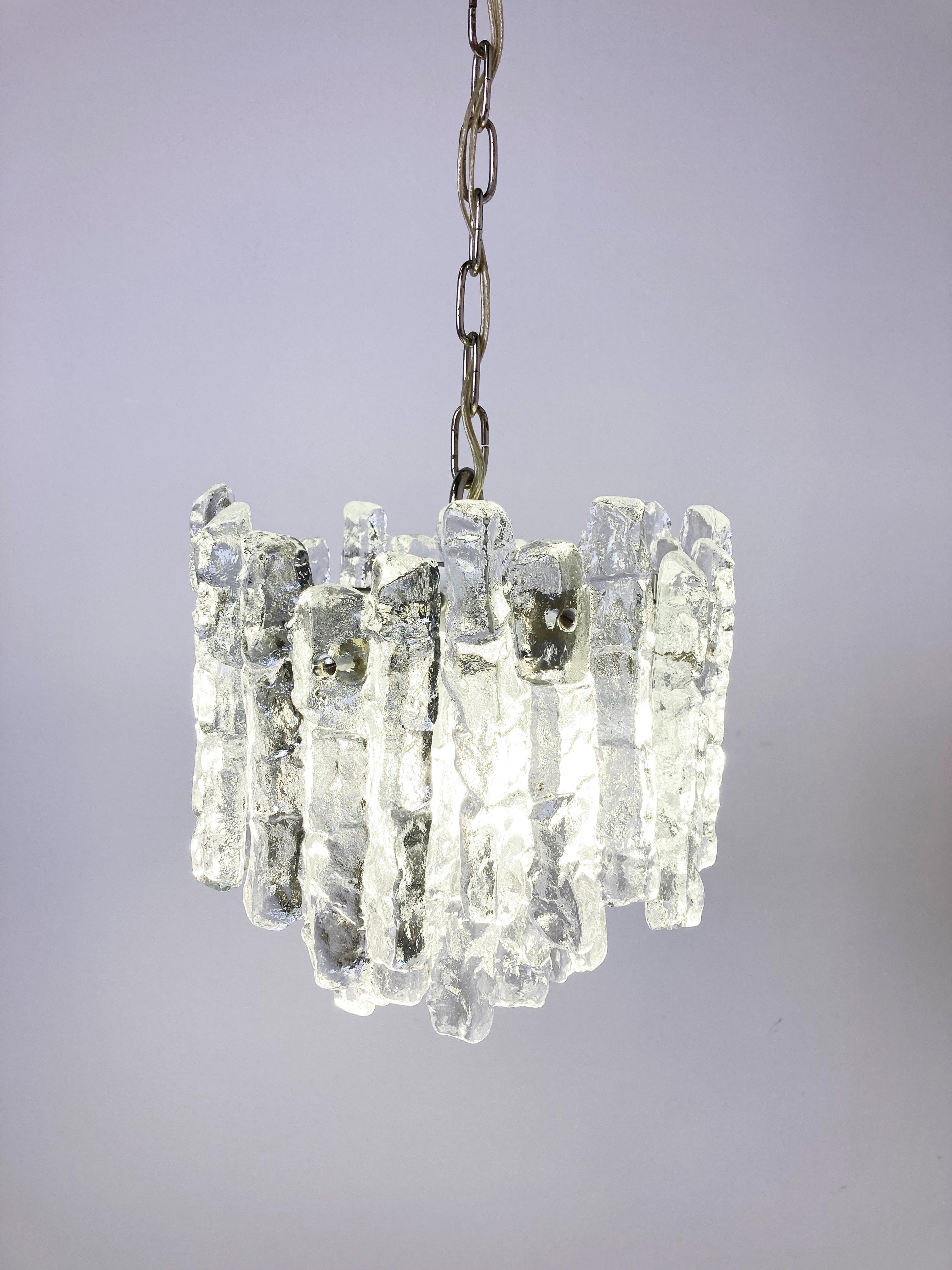 Fantastic ice crystal shaped pendant light by Kalmar.

Handmade glass on a metal frame

This chandelier emits a wonderful light. 

Works with a regular E27 light bulb.

Good condition, tested and ready to be used.

1960s -