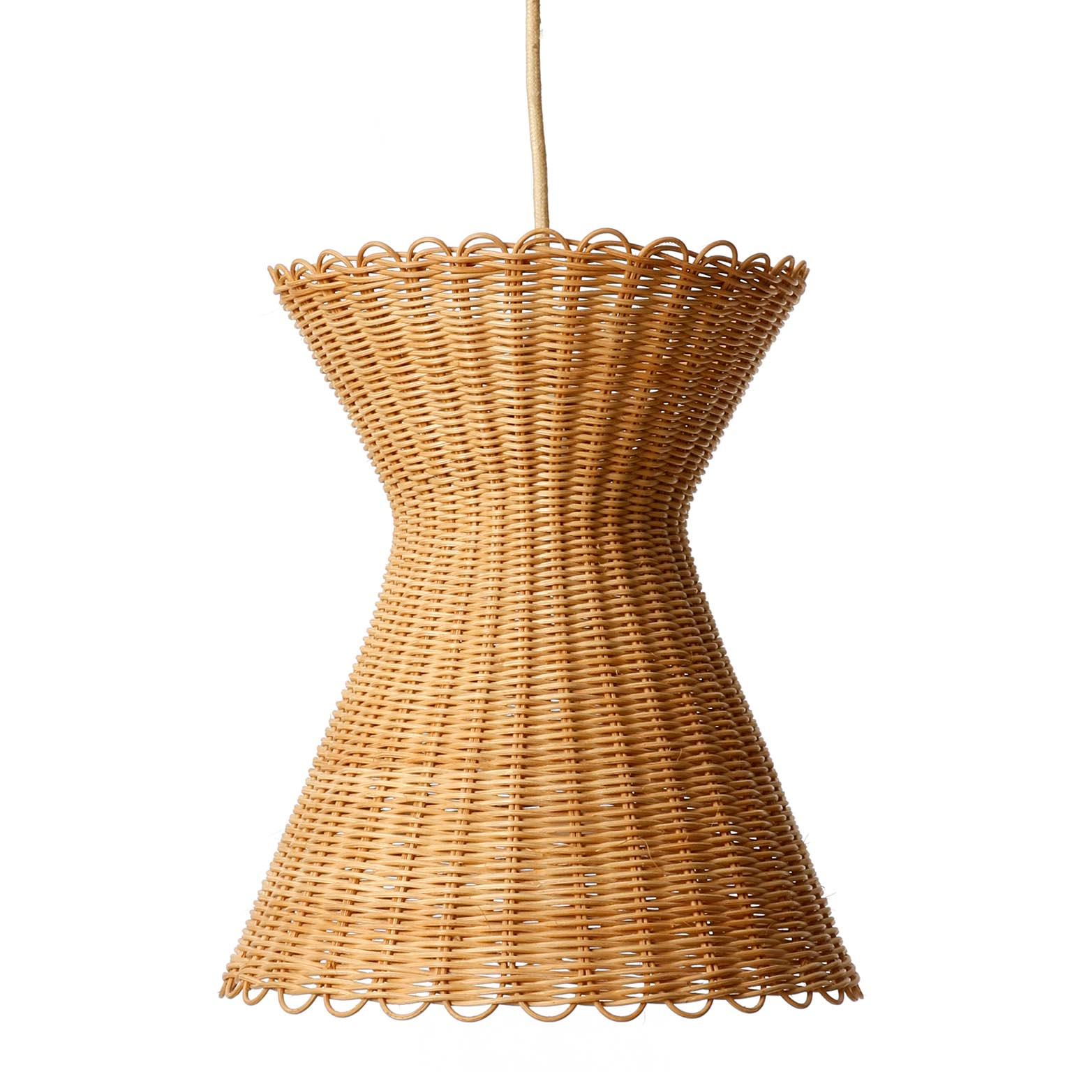Kalmar Pendant Light 'Kiwi', Wicker Brass, 1960 In Good Condition In Hausmannstätten, AT