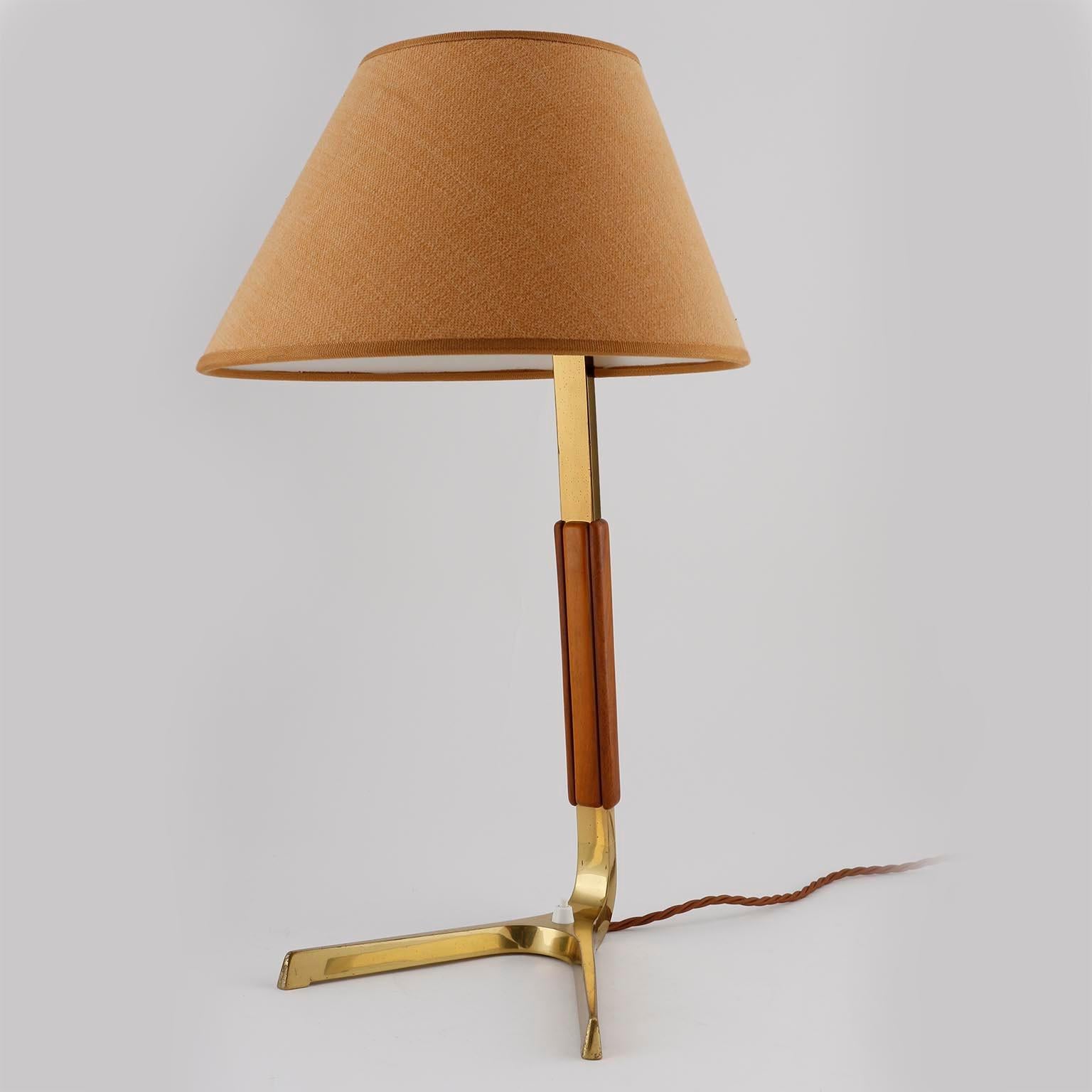 A gorgeous and rare table lamp model 'Phönix' (engl. 'Phoenix') no. 1197 by J.T. Kalmar, Vienna, manufactured in midcentury, circa 1960 (late 1950s or 1960s).
The light is documented in the Kalmar catalogue from 1953 as well as 1960.
It is made of a