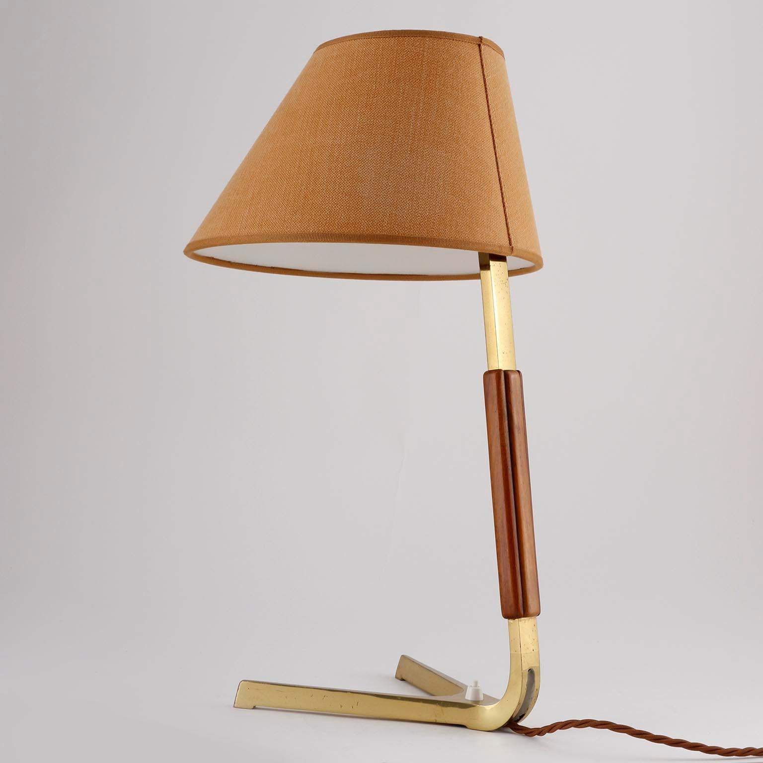 Mid-Century Modern Kalmar Table Lamp 'Phoenix' Mod. 1197, Brass Walnut Wood, Austria, 1960 For Sale