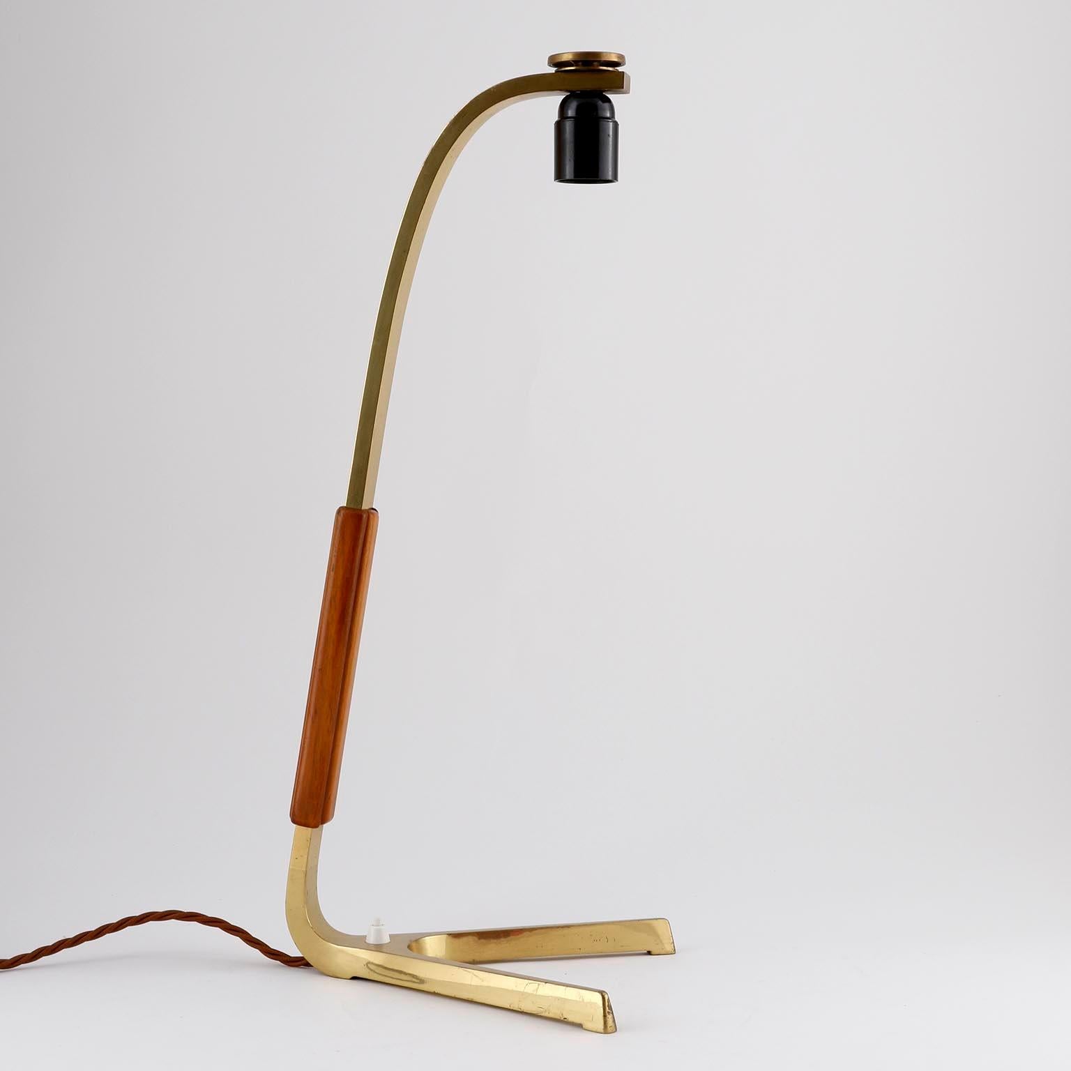 Kalmar Table Lamp 'Phoenix' Mod. 1197, Brass Walnut Wood, Austria, 1960 In Good Condition For Sale In Hausmannstätten, AT