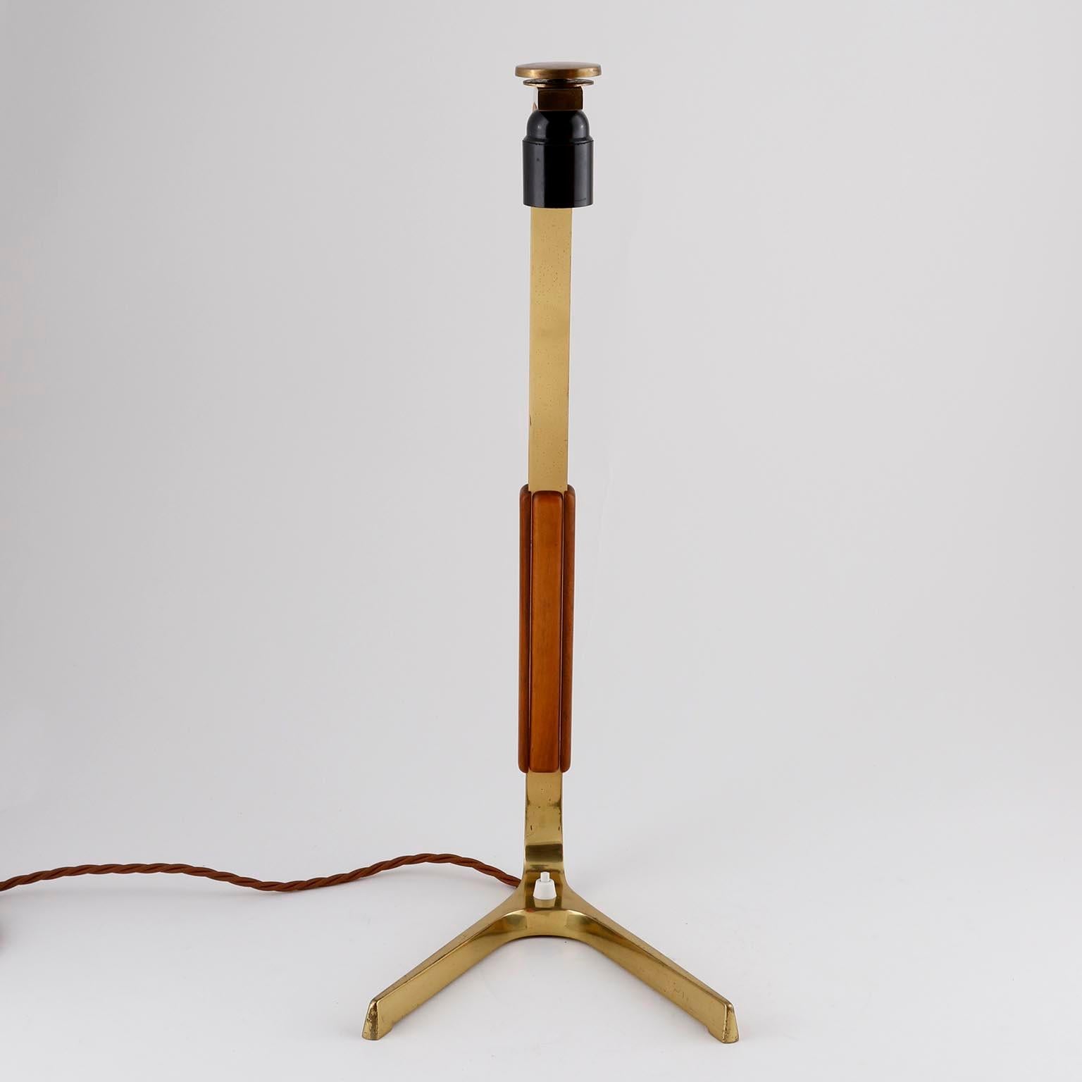 Mid-20th Century Kalmar Table Lamp 'Phoenix' Mod. 1197, Brass Walnut Wood, Austria, 1960 For Sale