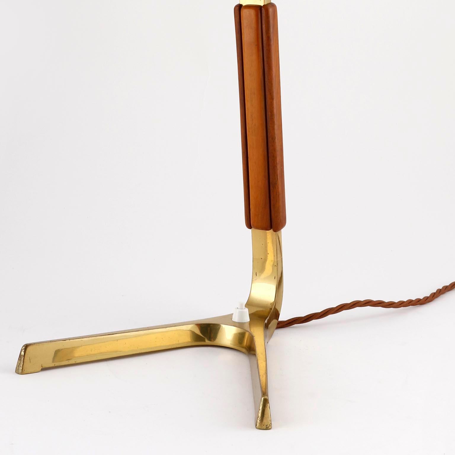 Kalmar Table Lamp 'Phoenix' Mod. 1197, Brass Walnut Wood, Austria, 1960 For Sale 1