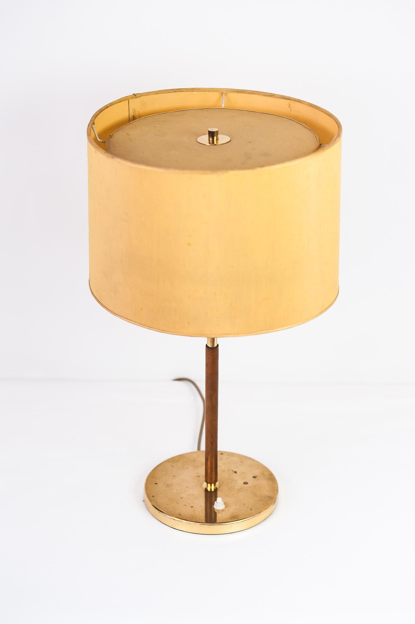 Kalmar table lamps with leather covered stem and yellow shade, Austria, 1950s.
The shade are not in a excellent condition, but it is original.
Original condition.