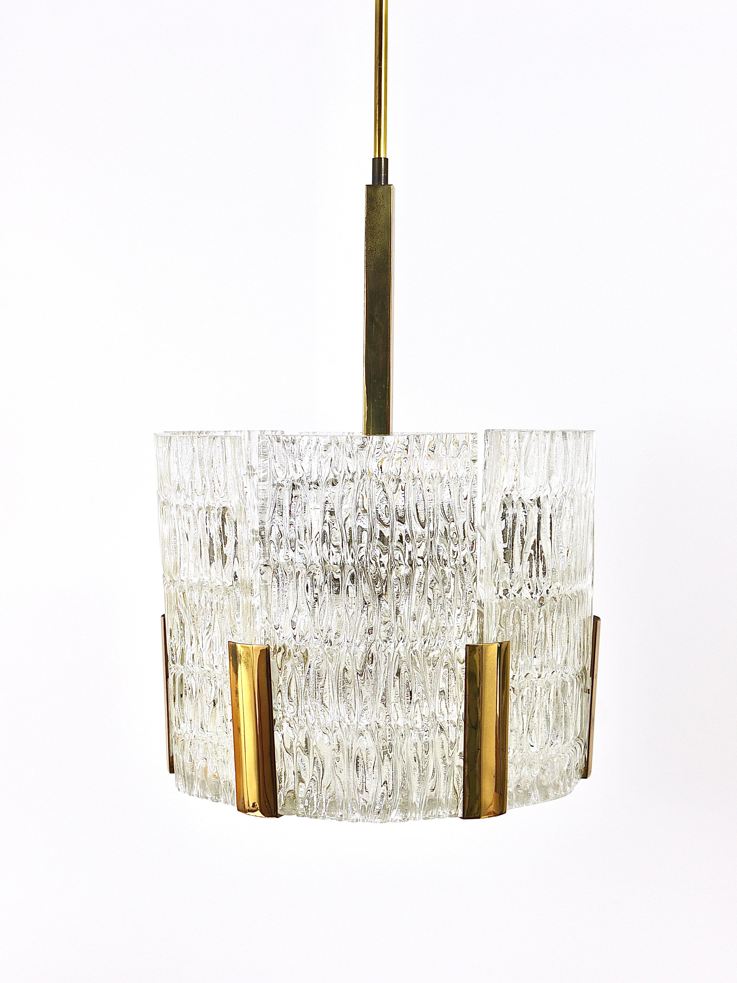 Kalmar Tambour Drum Chandelier, Brass, Textured Ice Glass, Austria, 1960s In Good Condition For Sale In Vienna, AT
