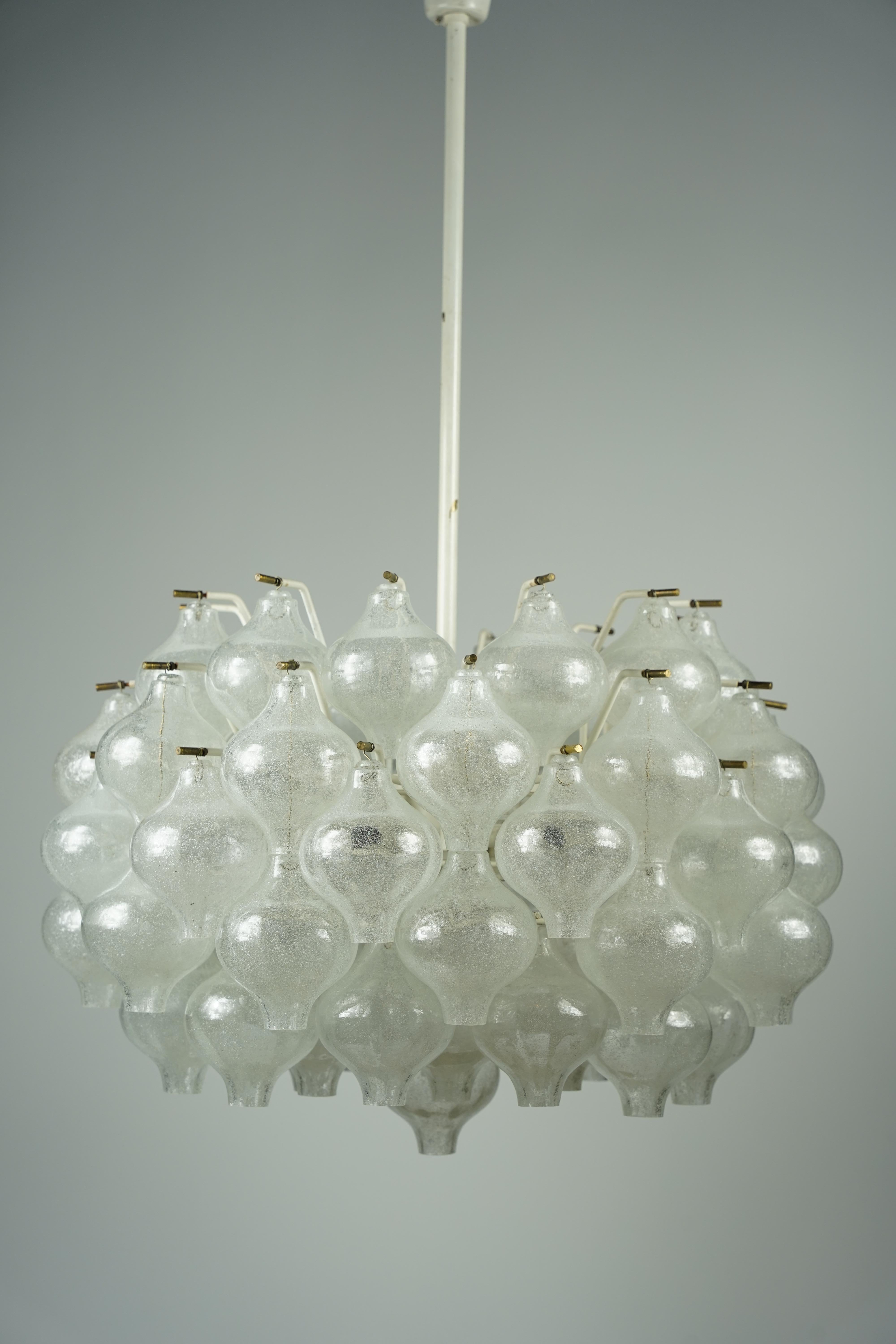 Lámpara Kalmar Tulipan, Viena Austria 1960, Numerosos elementos de cristal soplado muy saturados de pequeñas burbujas de aire , Los elementos de cristal están sujetos por remates de latón sobre un marco de metal lacado en blanco que tiene 9 enchufes