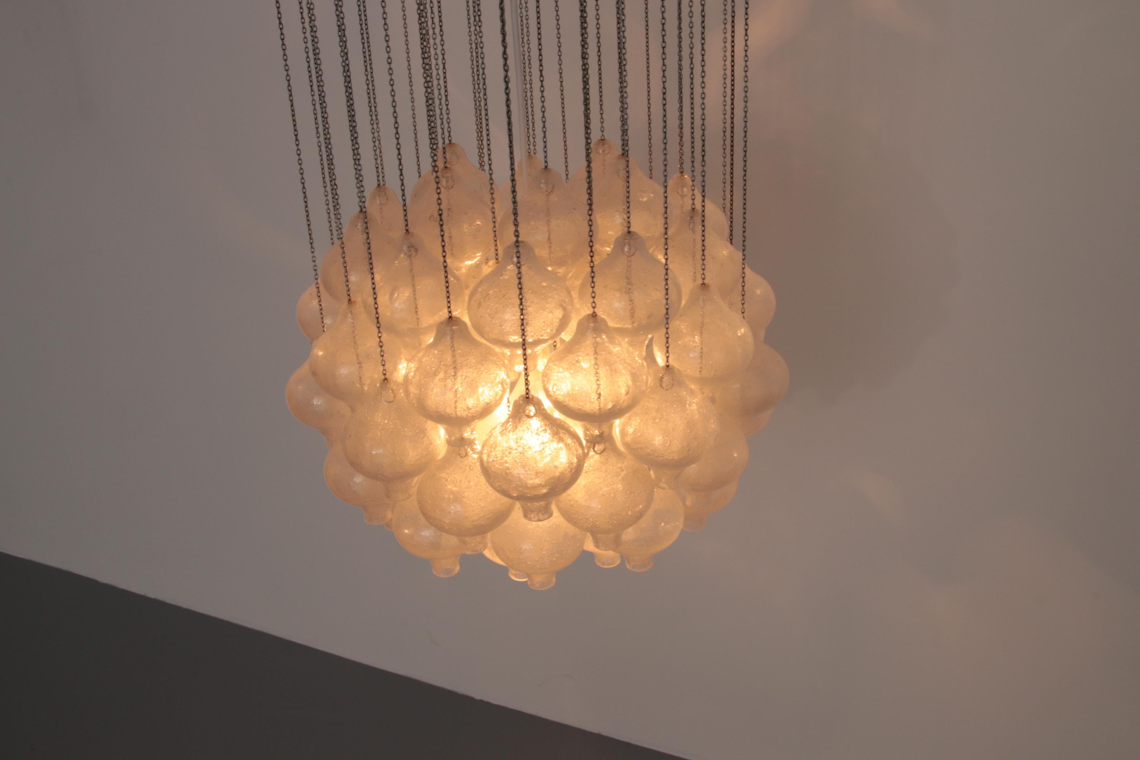 

Ce magnifique lustre en verre, modèle 