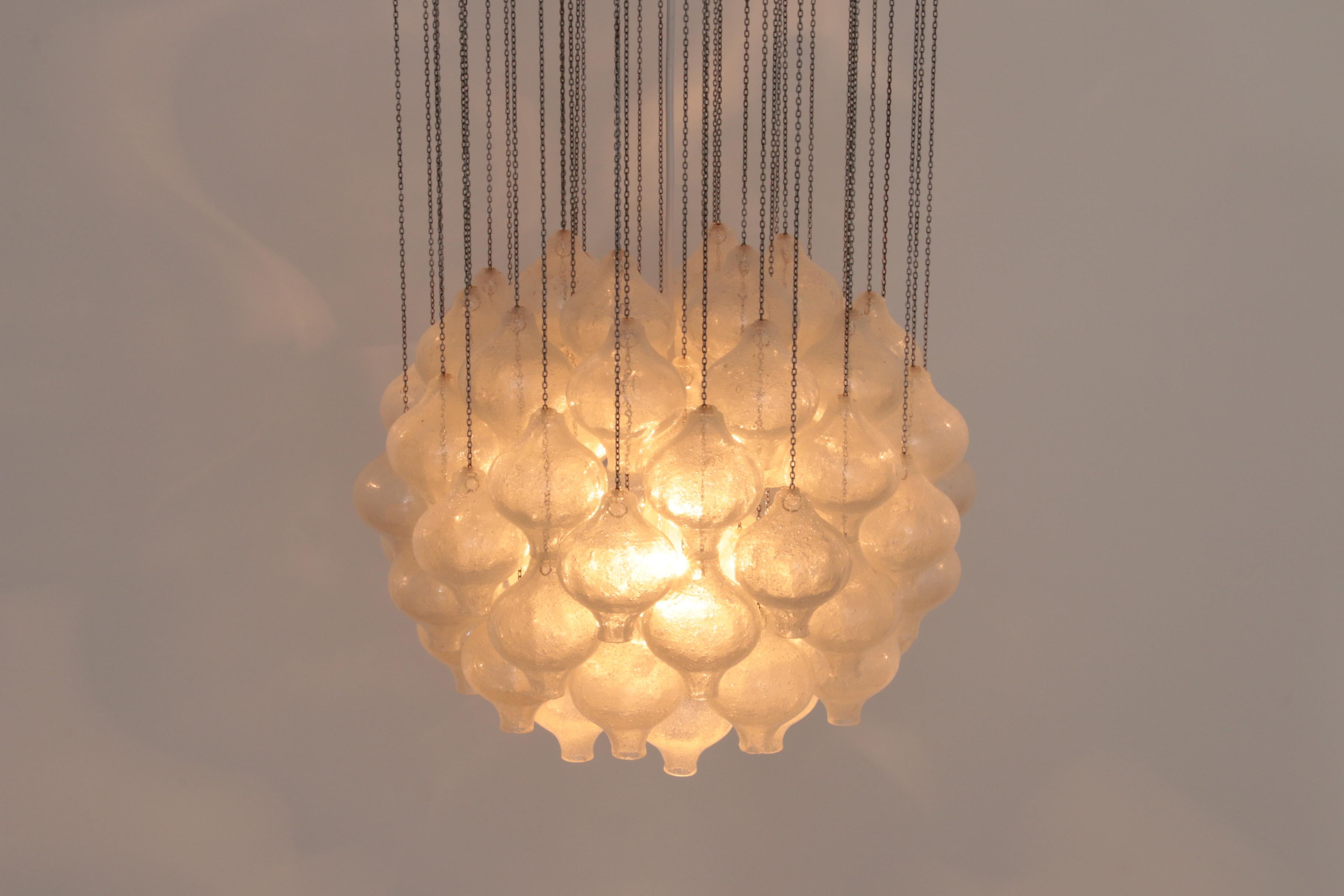 Autrichien Lustre Tulipan de Kalmar, en verre soufflé 1970 en vente