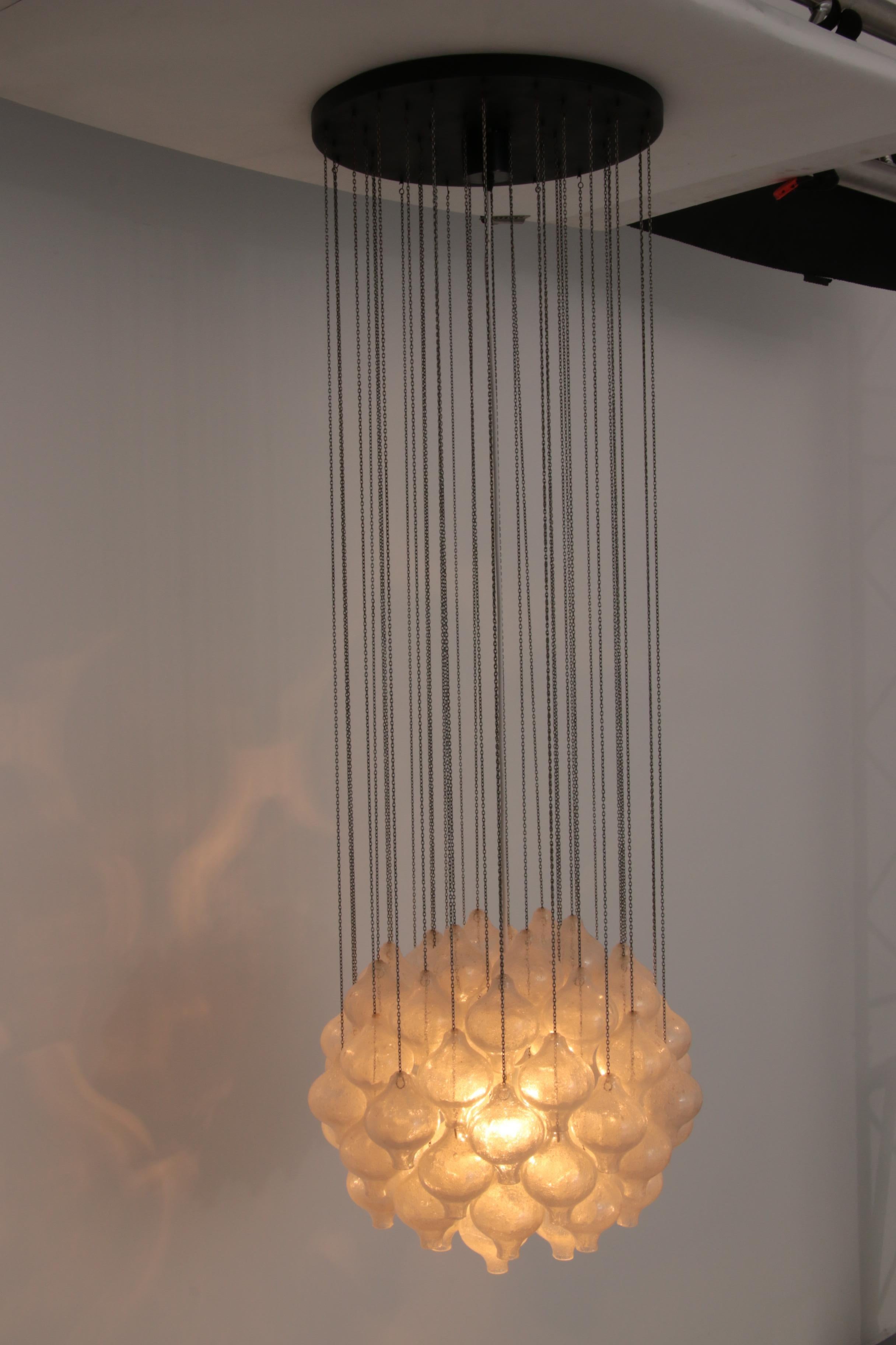 Fin du 20e siècle Lustre Tulipan de Kalmar, en verre soufflé 1970 en vente