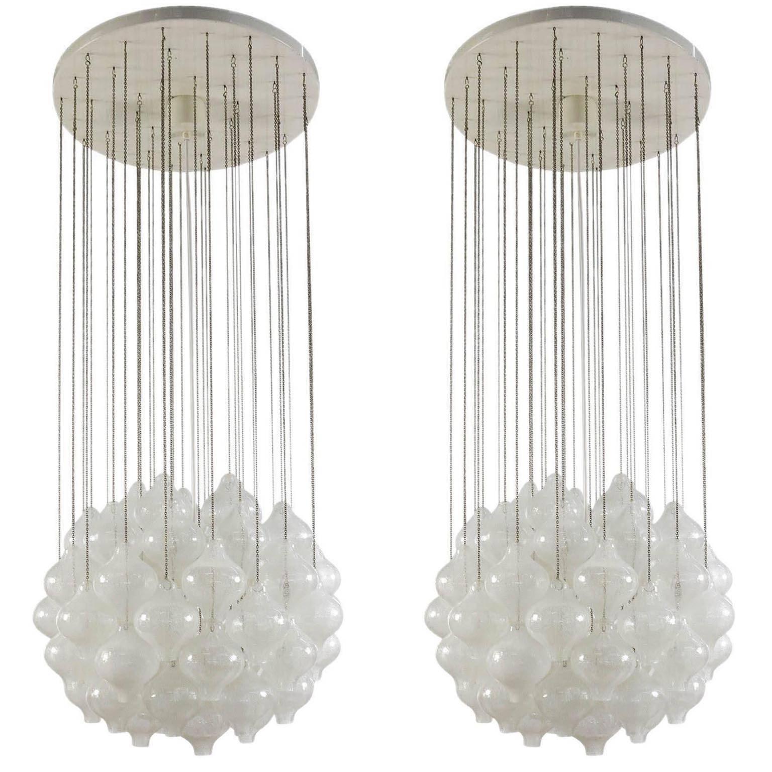 Uno dei due lampadari a sospensione in vetro modello 'Tulipan' di J.T. Kalmar, Austria, Vienna, prodotto a metà del secolo scorso, circa 1970 (fine anni '60 o inizio anni '70). Il nome Tulipan deriva dai pezzi di vetro soffiato a mano a forma di