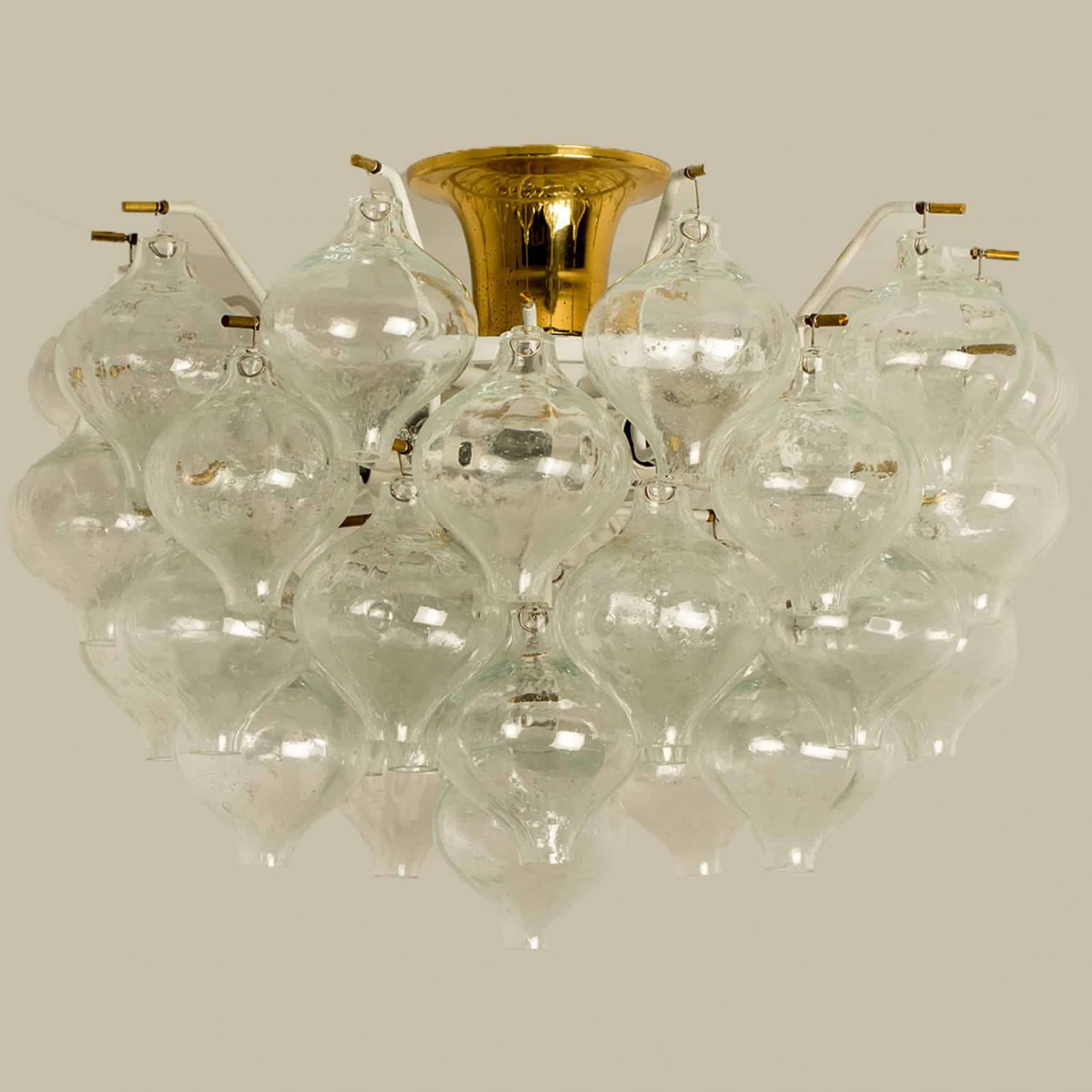 Un exceptionnel lustre encastré 'Tulipan' de J.T. Kalmar, Autriche, Vienne, fabriqué au milieu du siècle, vers 1960 (fin des années 1960-début des années 1970). Avec de magnifiques verres à bulles soufflés à la main en forme de tulipes de Murano.