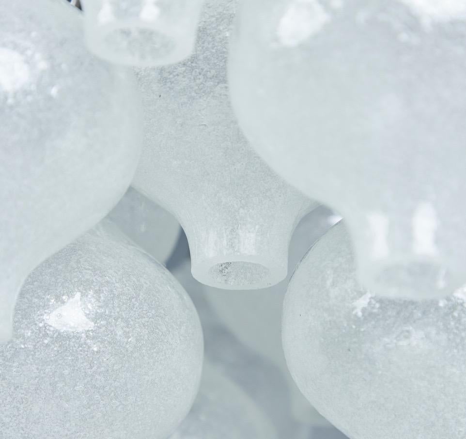 Kalmar Halbunterputzdose Wien Österreich 1970, 24 mundgeblasene Glaselemente, die mit winzigen Luftblasen gesättigt sind, die dem Glas ein weißes Aussehen verleihen, jedes Element ruht auf einem weiß lackierten Metallrahmen, der in der Mitte eine