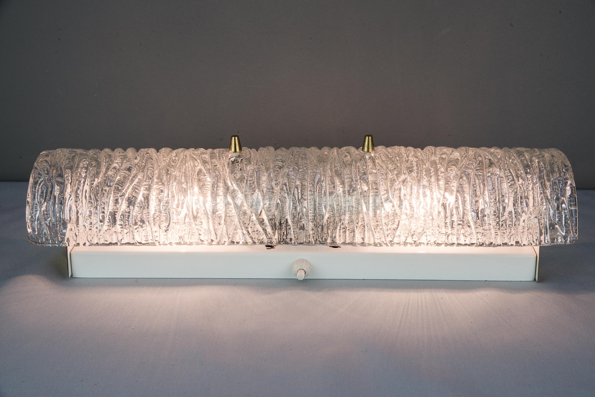 Lámpara de pared Kalmar de los años 50 con cristal esmerilado Moderno de mediados de siglo en venta