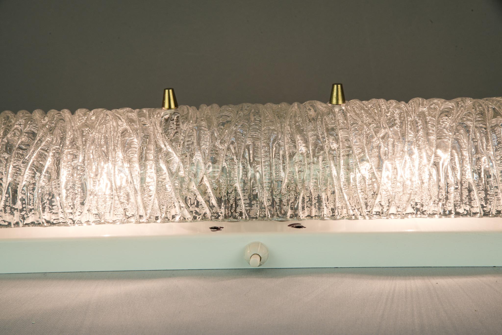 Lámpara de pared Kalmar de los años 50 con cristal esmerilado en Bueno estado para la venta en Wien, AT