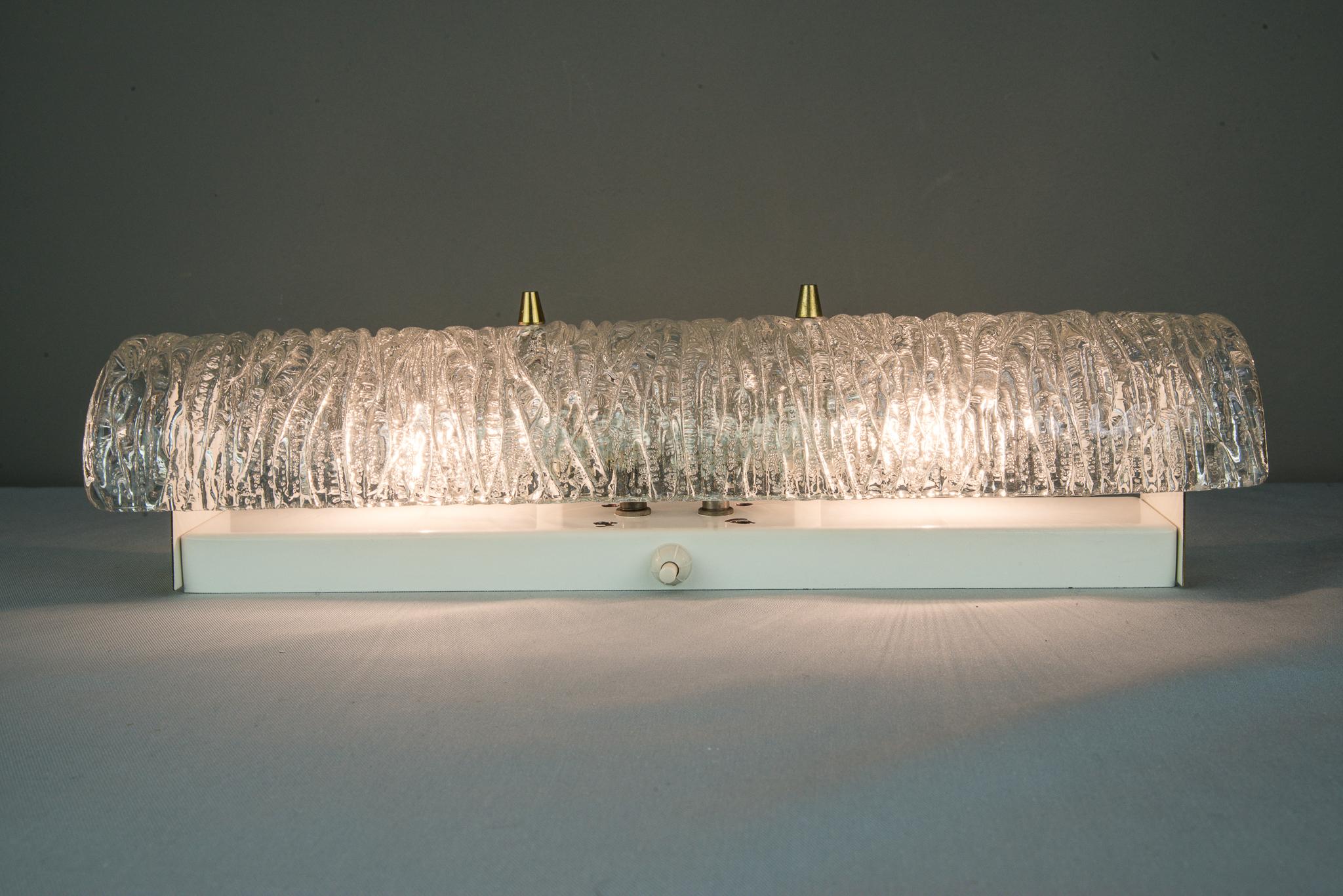 Lámpara de pared Kalmar de los años 50 con cristal esmerilado mediados del siglo XX en venta