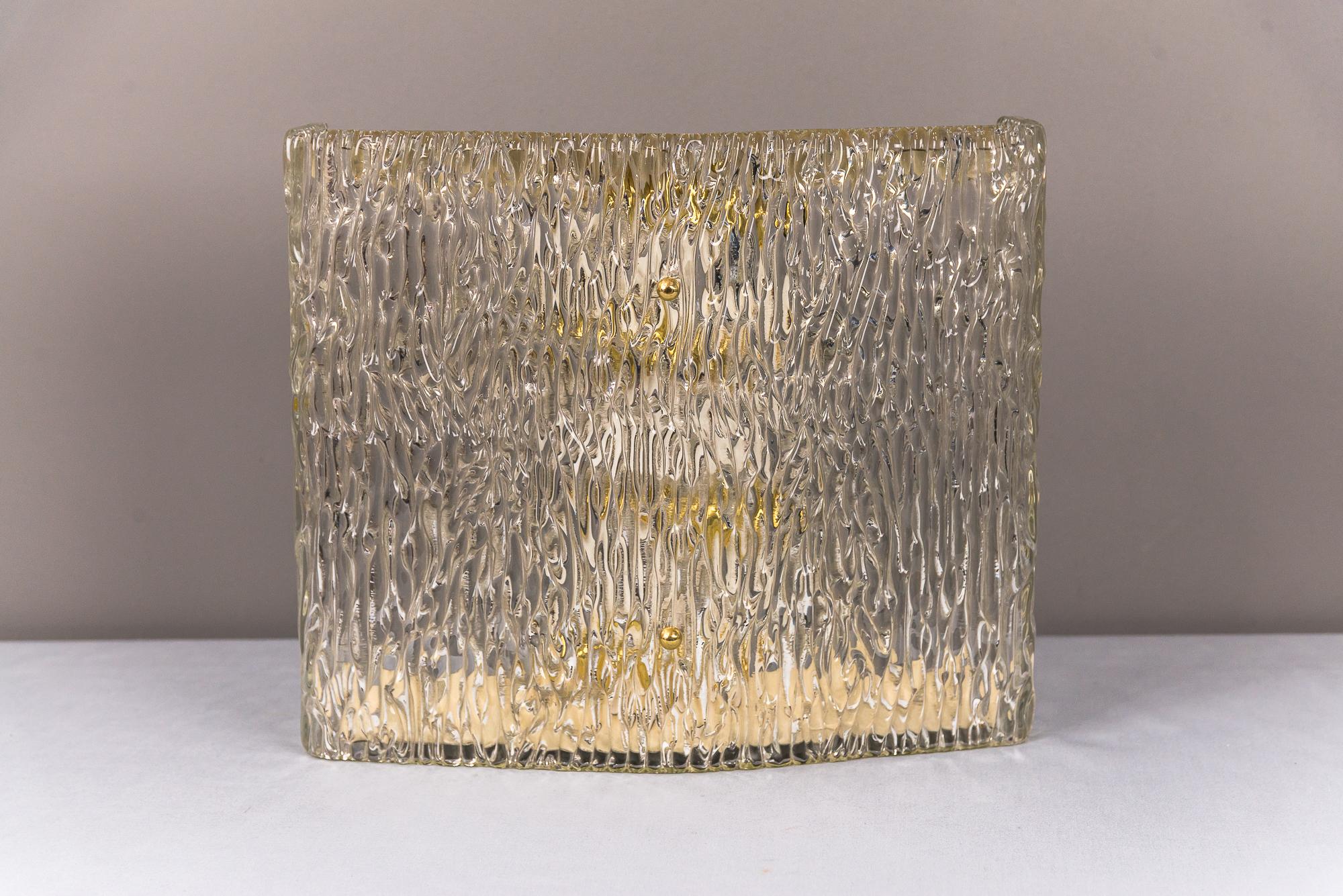 Aplique muy encantador, de cristal macizo texturizado con bonitos pomos de latón. En muy buen estado.
Piezas de latón pulidas y esmaltadas al horno.
     