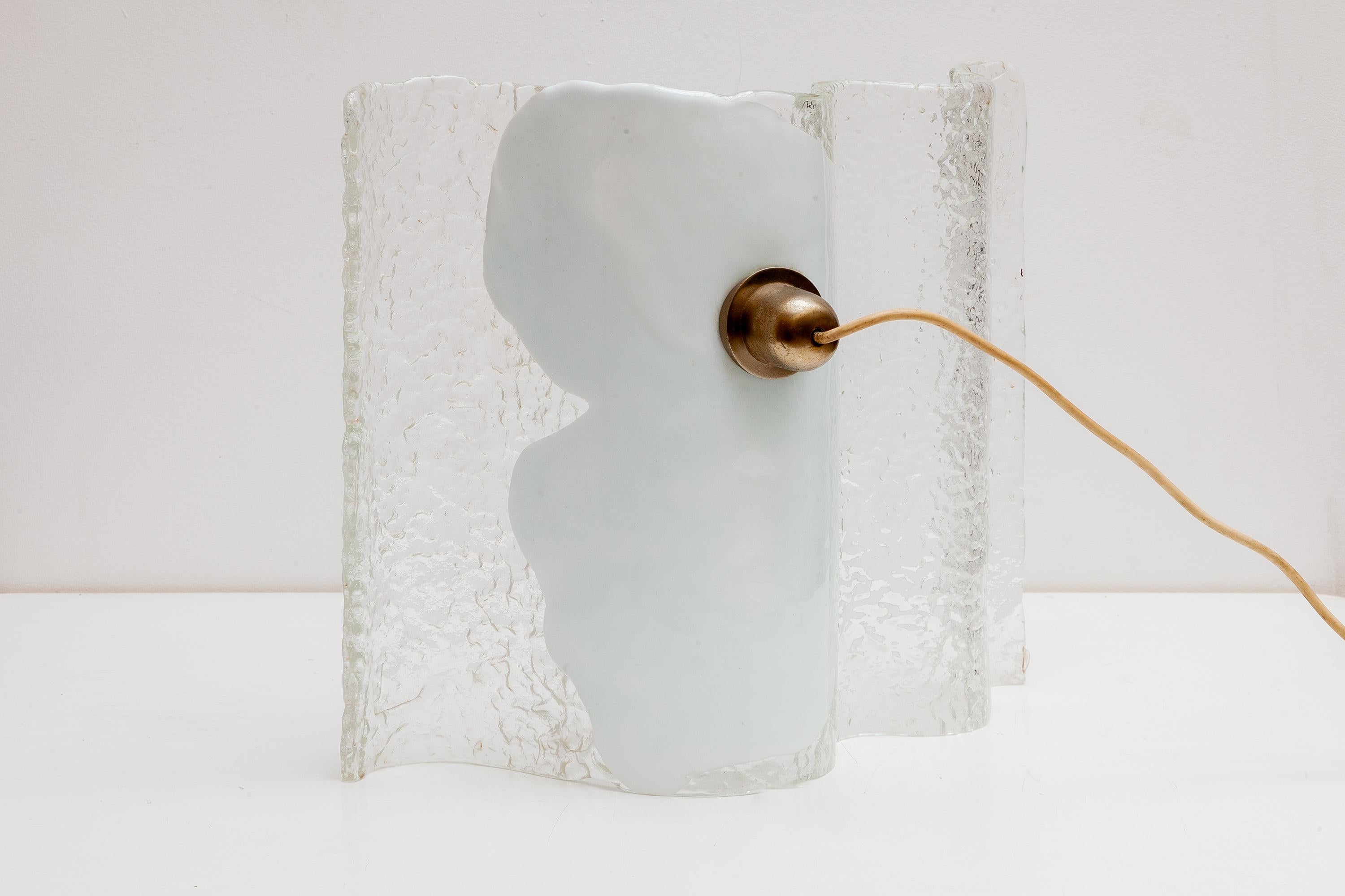 Fin du 20e siècle Lampe de bureau Kalmar en verre glacé en forme de vague, 1970 en vente