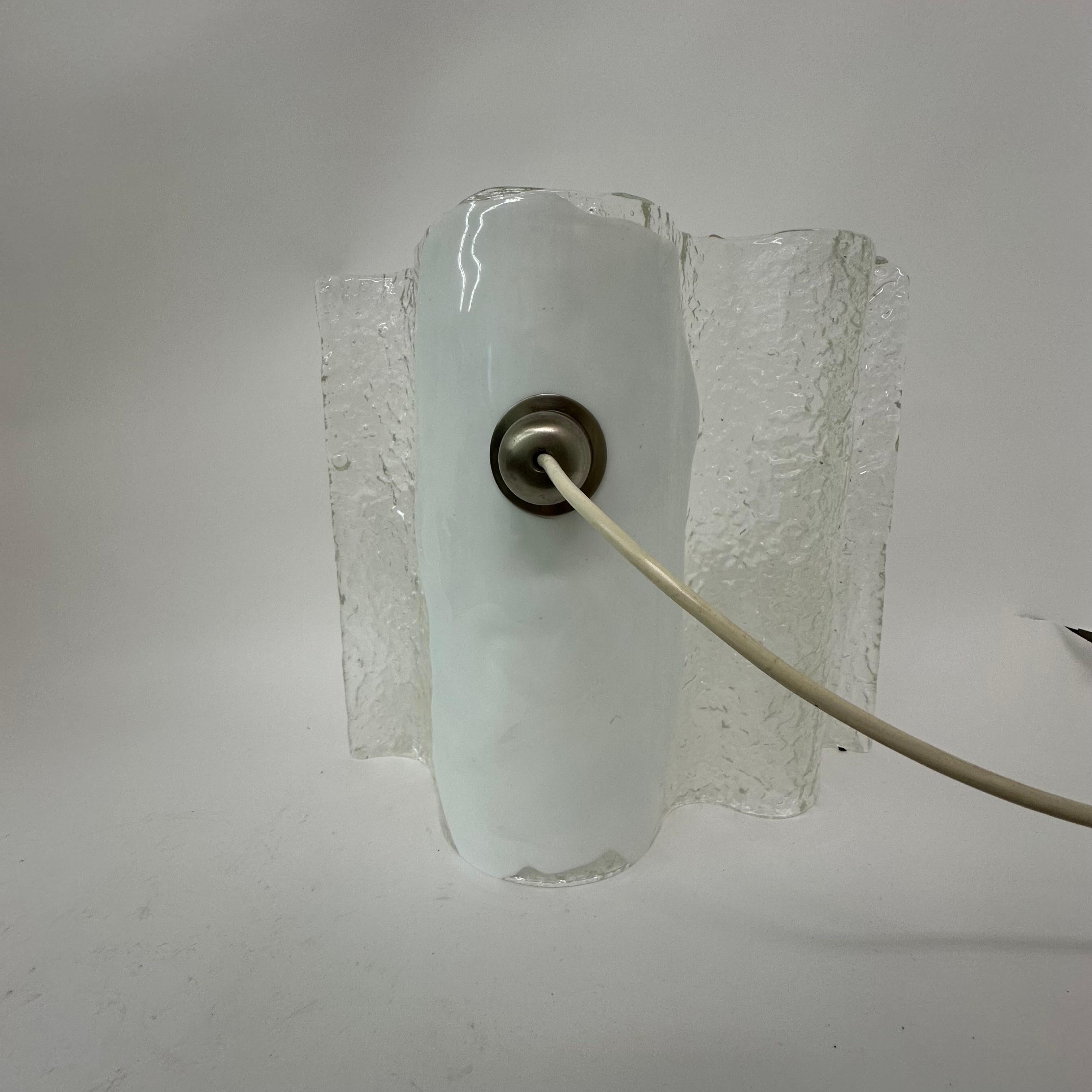 Lámpara de mesa de cristal Kalmar Wave ice , años 70 Alemania en venta 5